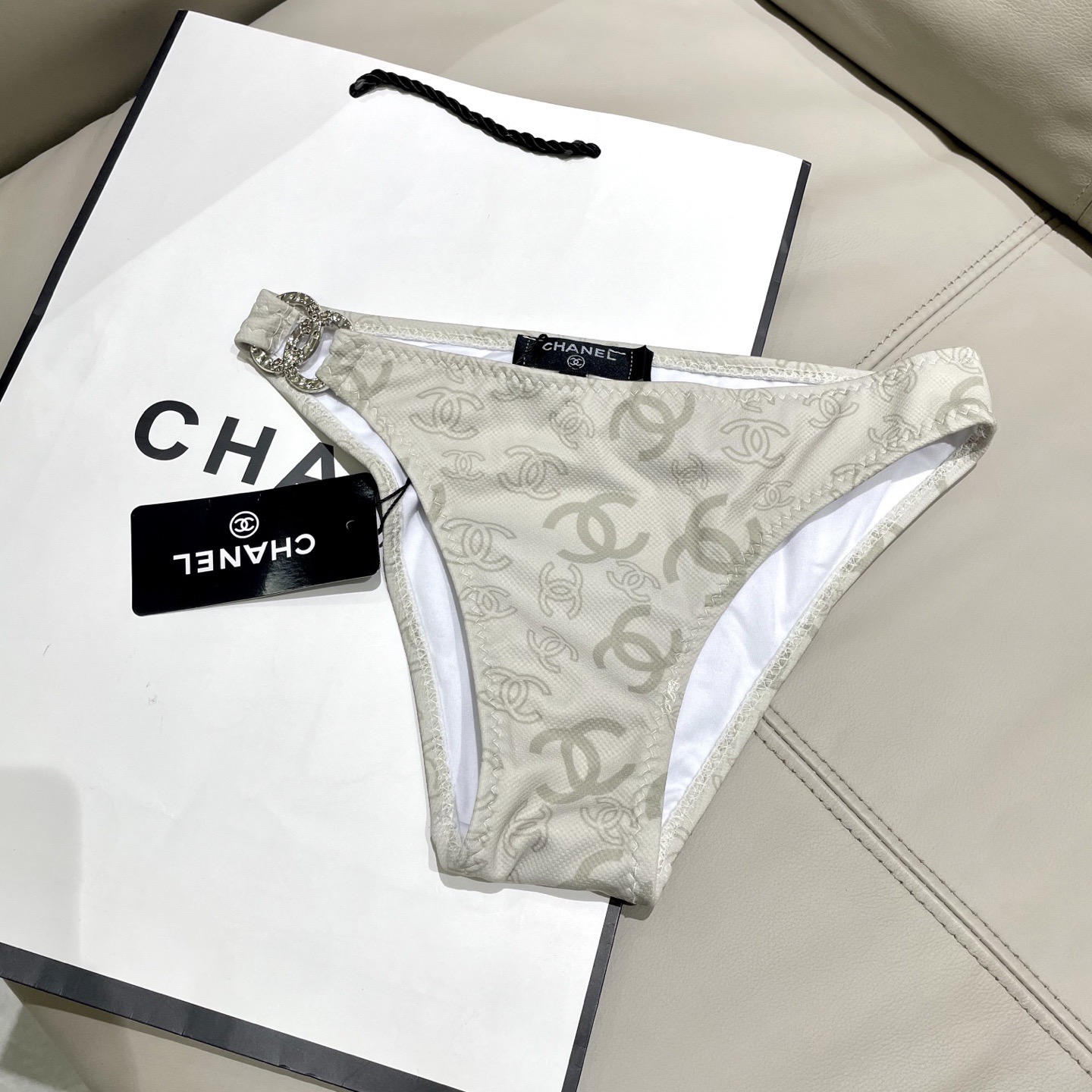 Chanel新款比基尼👙❤️😍🥰适合多种场景的游泳衣🏊‍♀️海边 游泳池 温泉 水上乐园 漂流都可以😌内