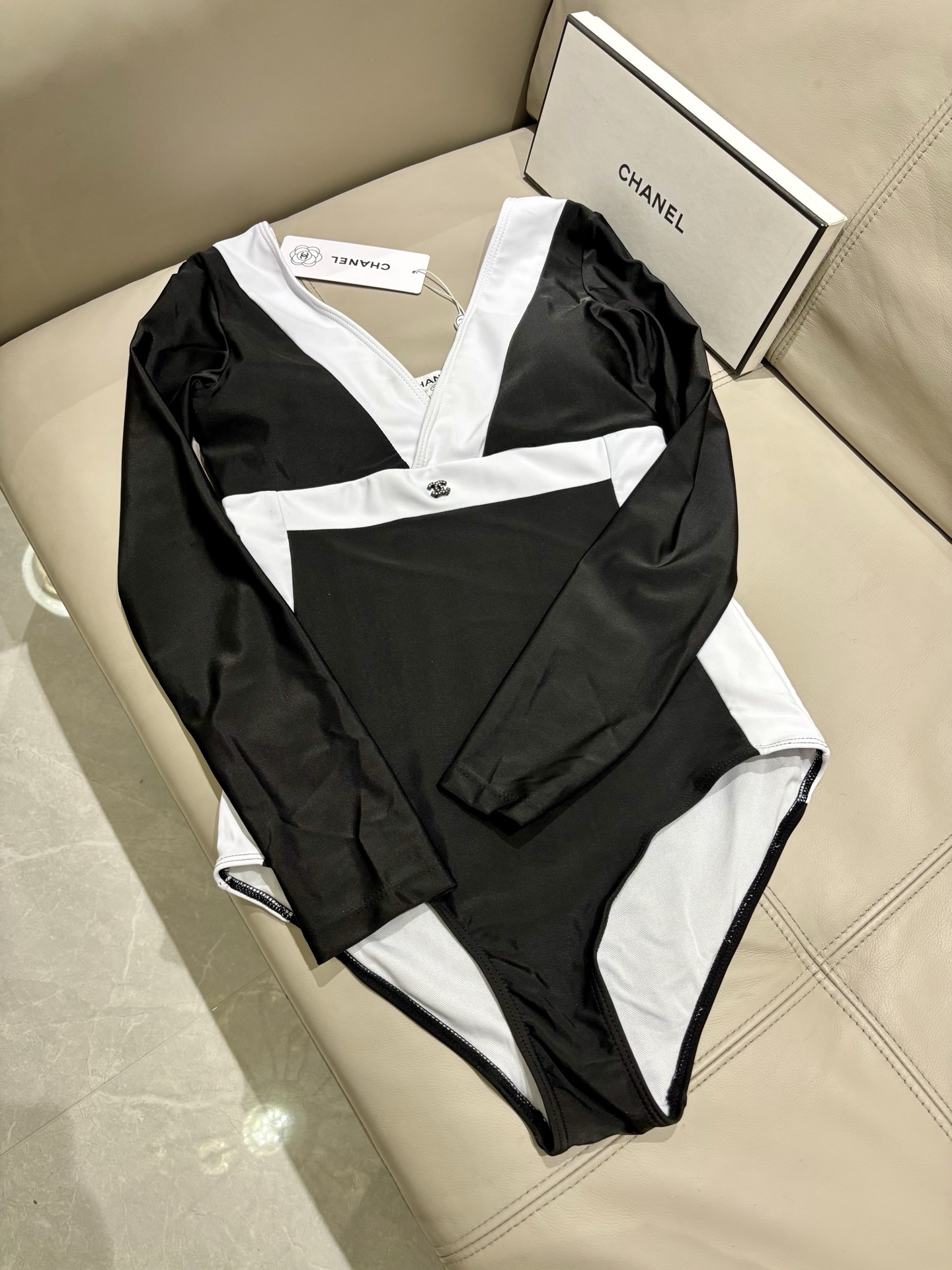 Chanel新款连体泳衣😍🥰适合多种场景的游泳衣🏊‍♀️海边 游泳池 温泉 水上乐园 漂流都可以😌内搭也