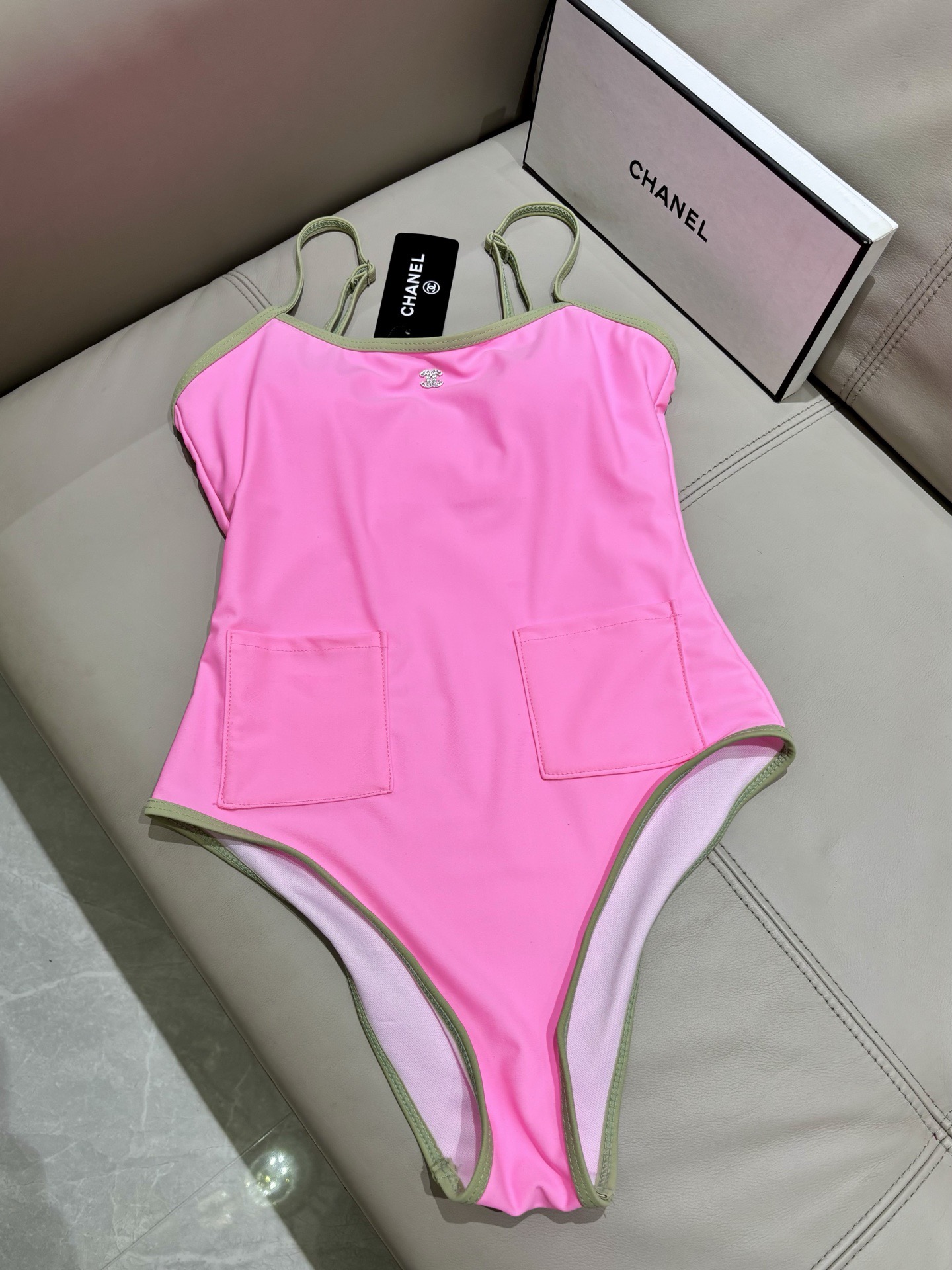 Chanel新款连体泳衣😍🥰适合多种场景的游泳衣🏊‍♀️海边 游泳池 温泉 水上乐园 漂流都可以😌内搭也