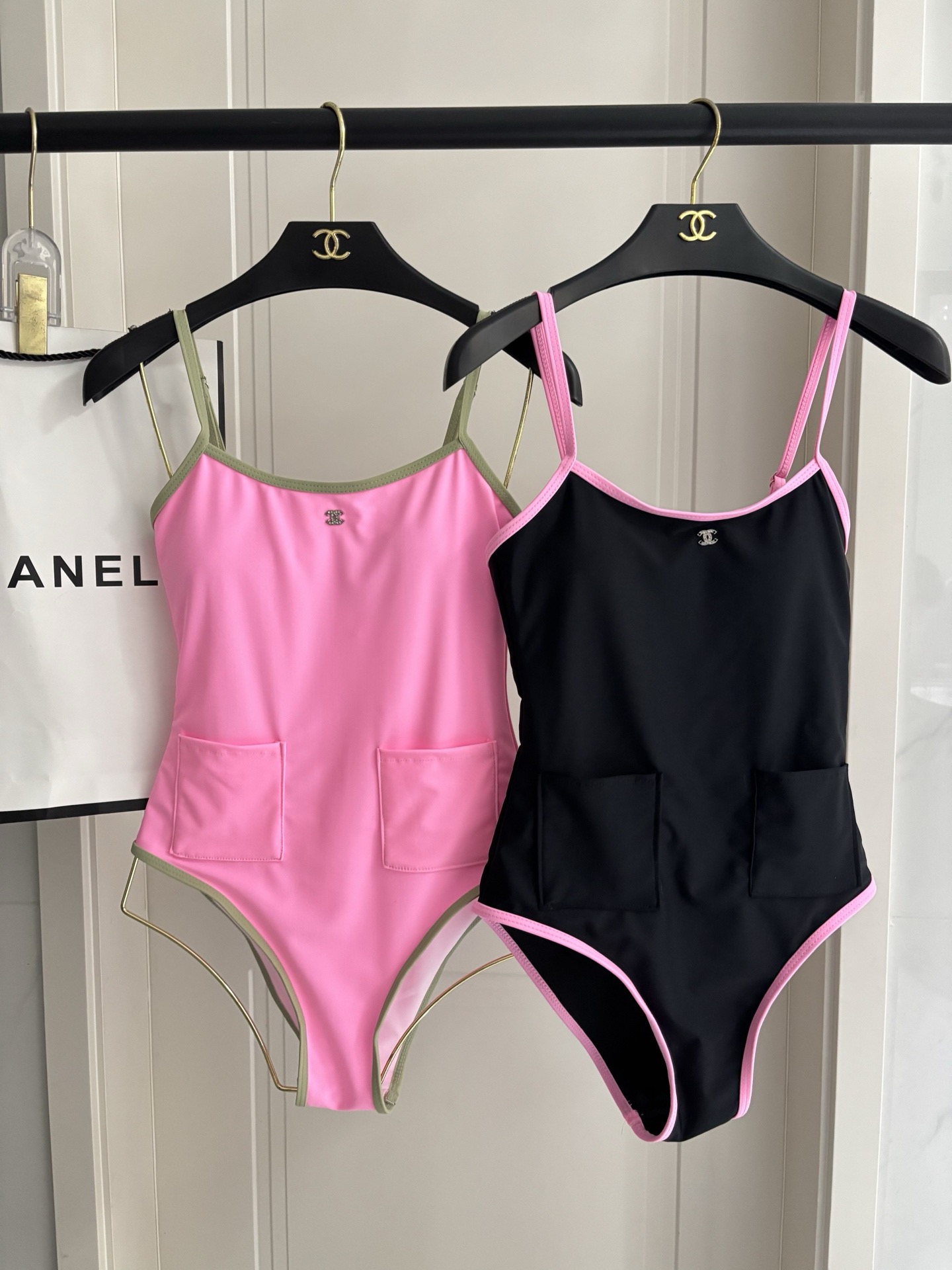 Chanel新款连体泳衣😍🥰适合多种场景的游泳衣🏊‍♀️海边 游泳池 温泉 水上乐园 漂流都可以😌内搭也