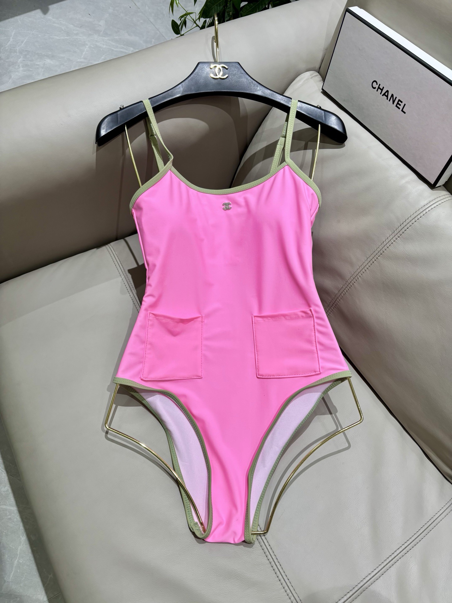 Chanel新款连体泳衣😍🥰适合多种场景的游泳衣🏊‍♀️海边 游泳池 温泉 水上乐园 漂流都可以😌内搭也