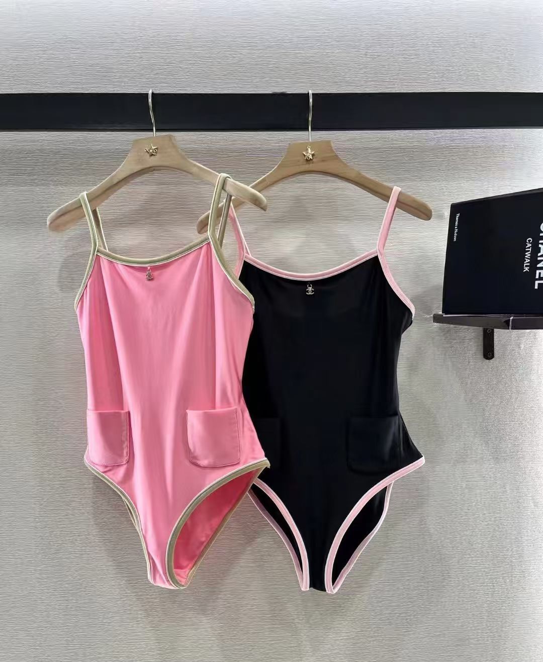Chanel新款连体泳衣😍🥰适合多种场景的游泳衣🏊‍♀️海边 游泳池 温泉 水上乐园 漂流都可以😌内搭也