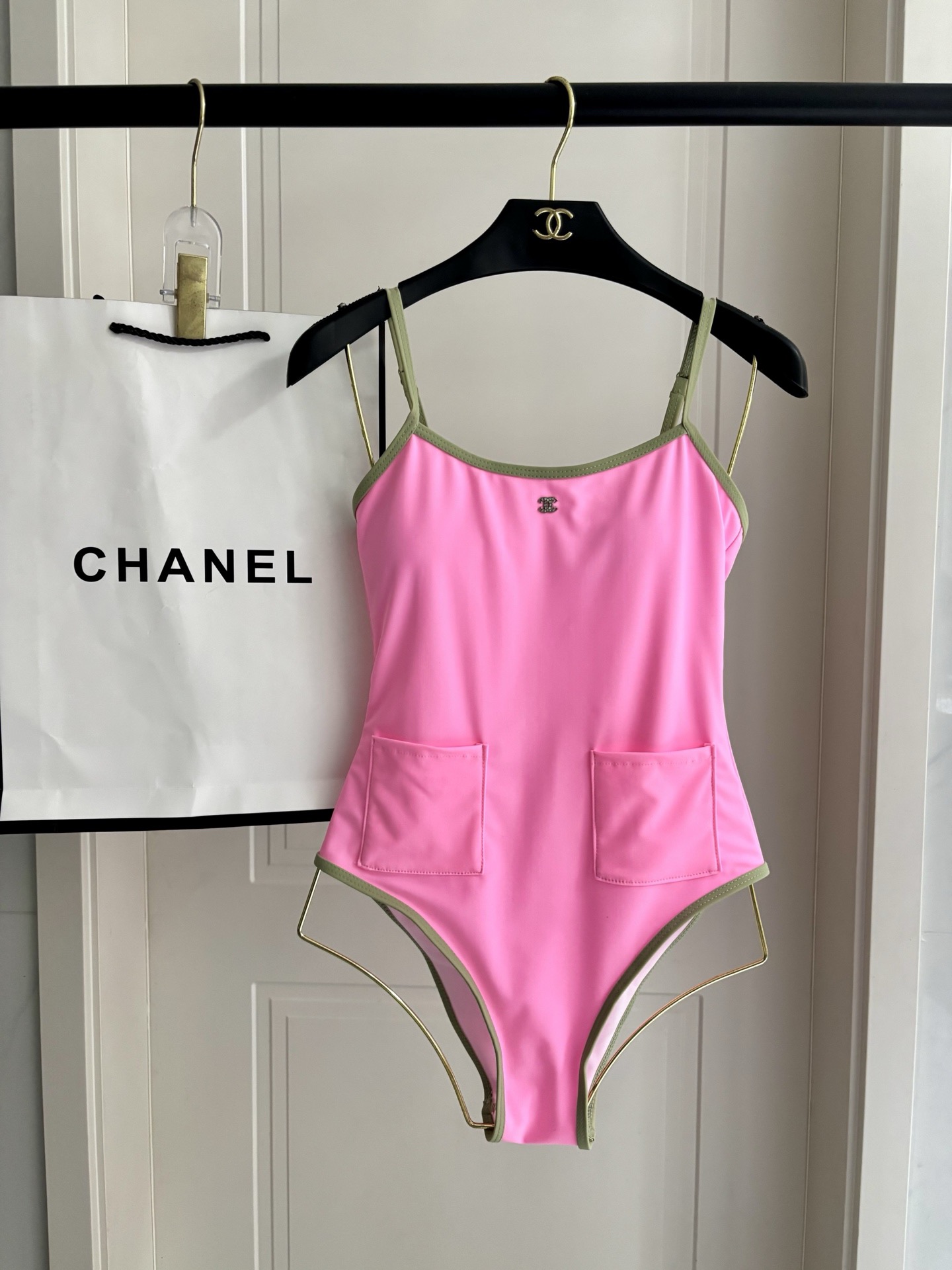 Chanel新款连体泳衣😍🥰适合多种场景的游泳衣🏊‍♀️海边 游泳池 温泉 水上乐园 漂流都可以😌内搭也