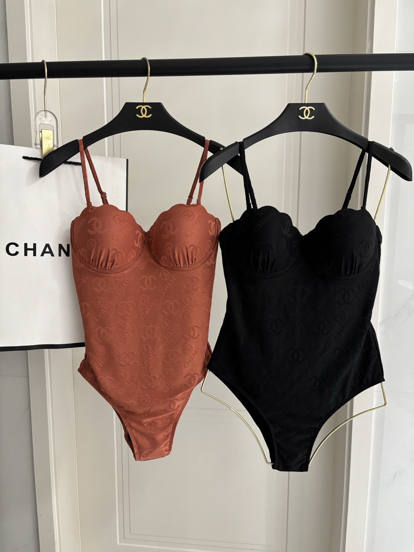 Chanel新款连体泳衣😍🥰适合多种场景的游泳衣🏊‍♀️海边 游泳池 温泉 水上乐园 漂流都可以😌内搭也