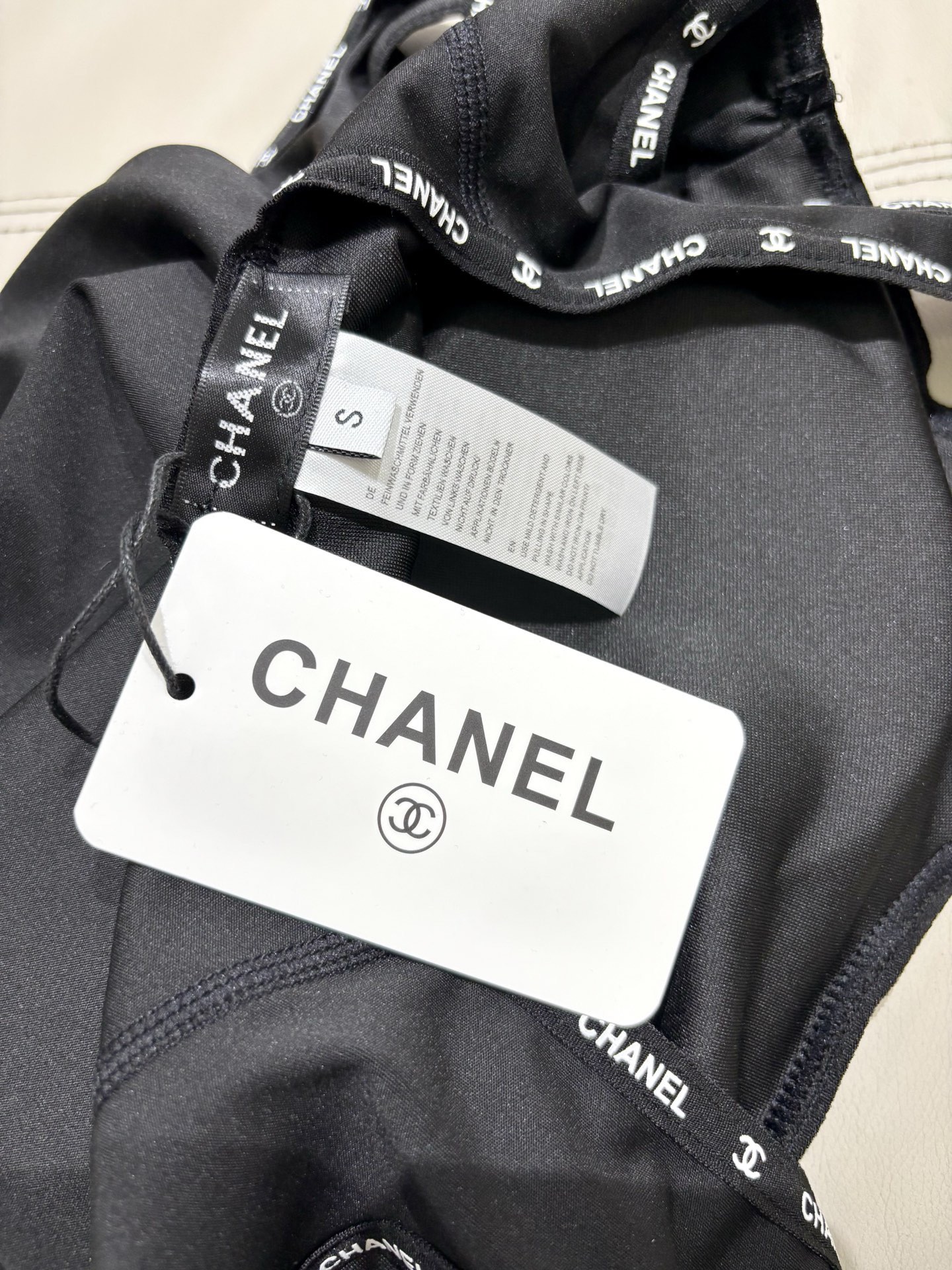 Chanel新款泳衣😍🥰适合多种场景的游泳衣🏊‍♀️海边 游泳池 温泉 水上乐园 漂流都可以😌内搭也完全
