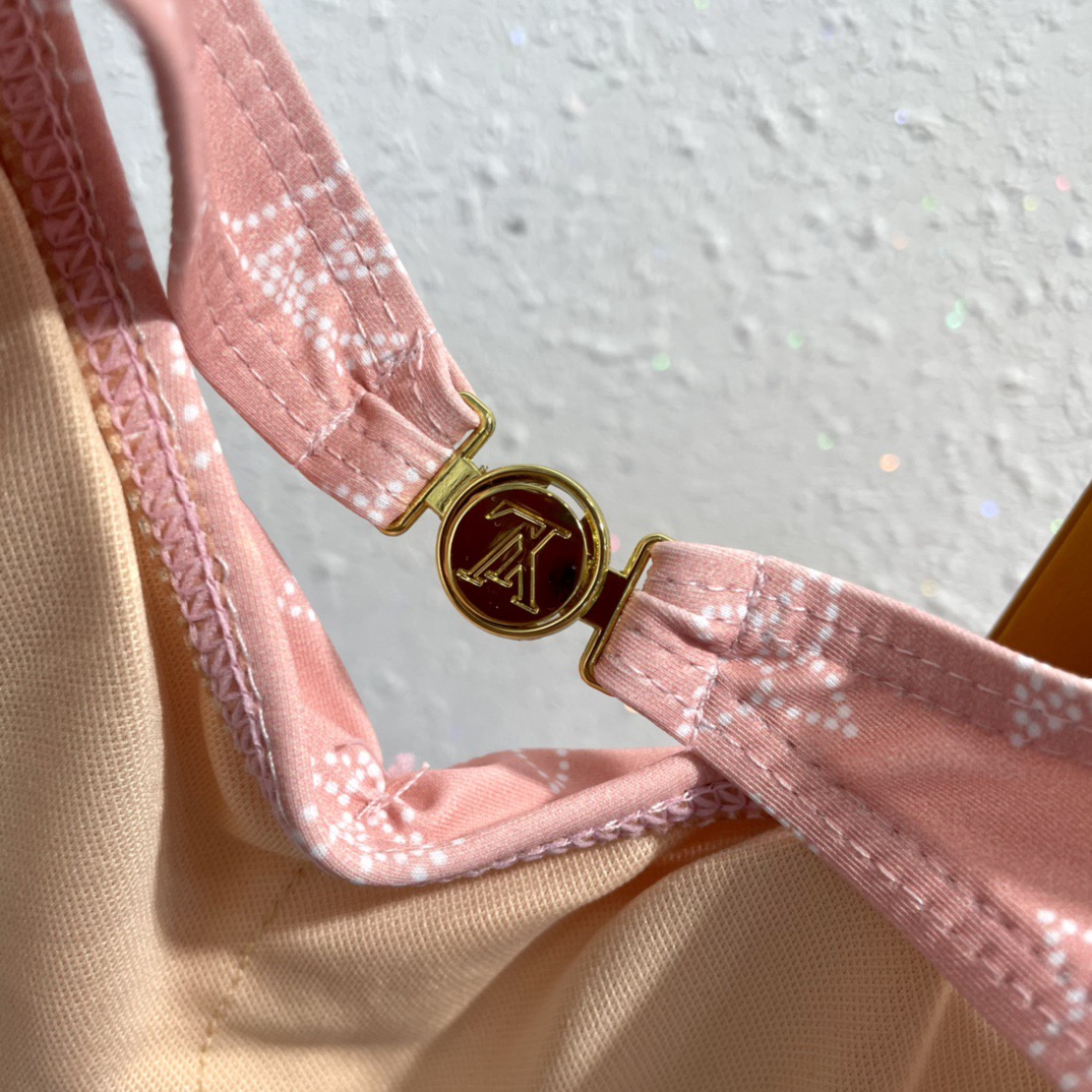 Lv官网新款气质风连体泳衣 😍🥰适合多种场景的游泳衣🏊‍♀️海边 游泳池 温泉 水上乐园 漂流都可以😌内