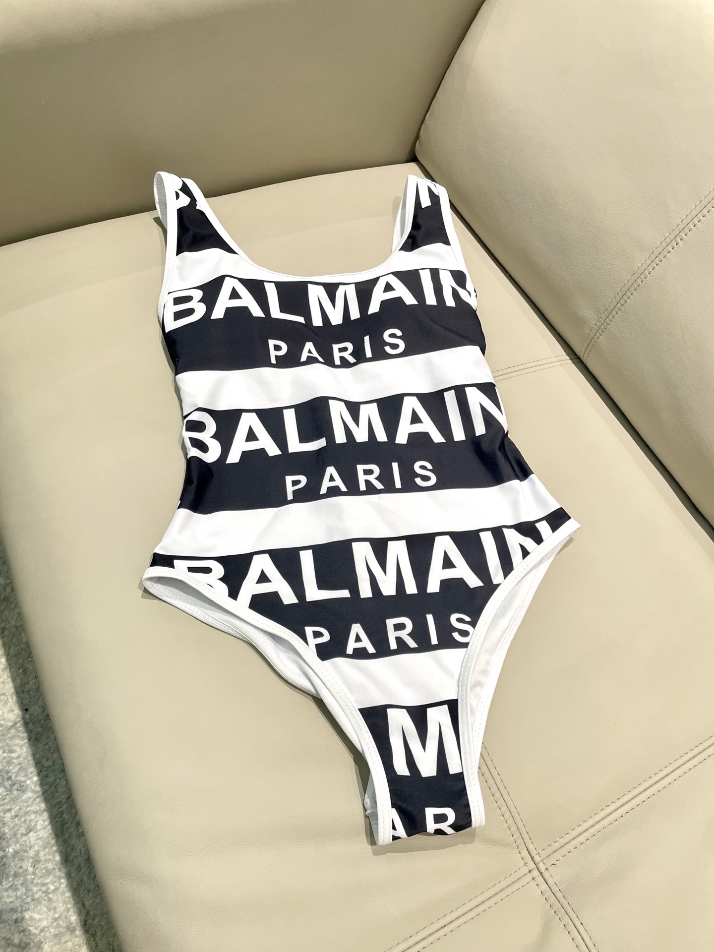 巴尔曼官网新款气质风连体泳衣 😍🥰适合多种场景的游泳衣🏊‍♀️海边 游泳池 温泉 水上乐园 漂流都可以😌