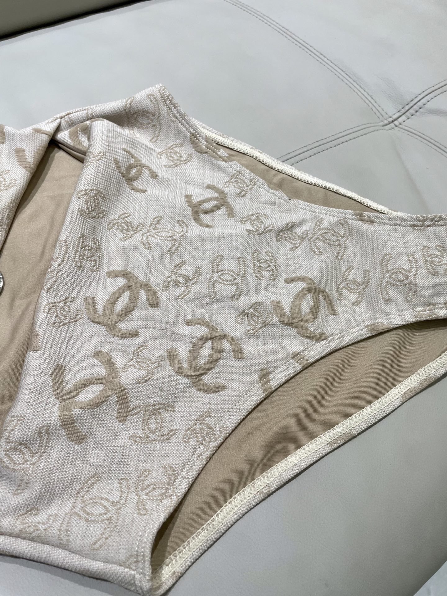 Chanel新款泳衣😍🥰适合多种场景的游泳衣🏊‍♀️海边 游泳池 温泉 水上乐园 漂流都可以😌内搭也完全