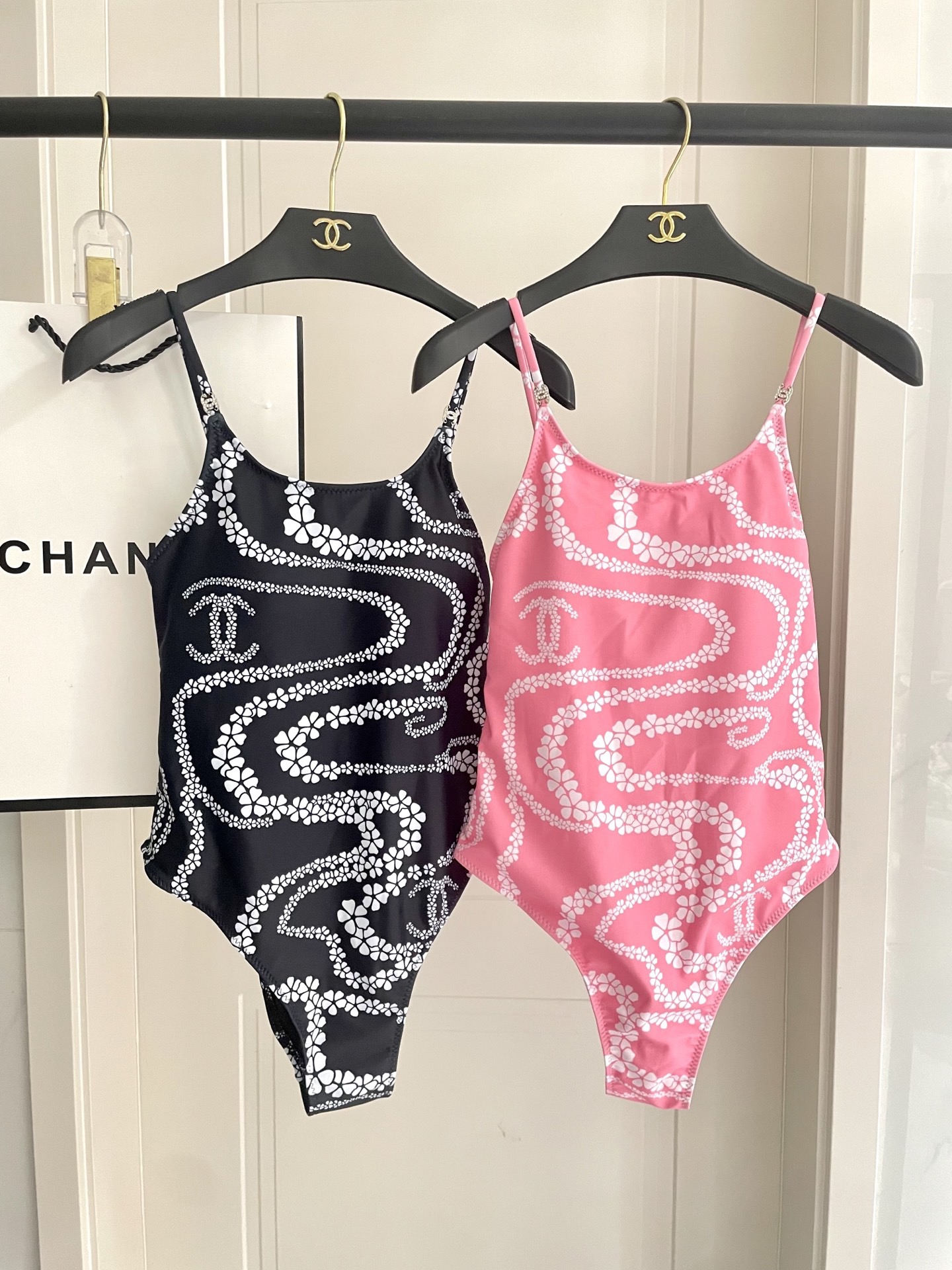 Chanel新款泳衣😍🥰适合多种场景的游泳衣🏊‍♀️海边 游泳池 温泉 水上乐园 漂流都可以😌内搭也完全