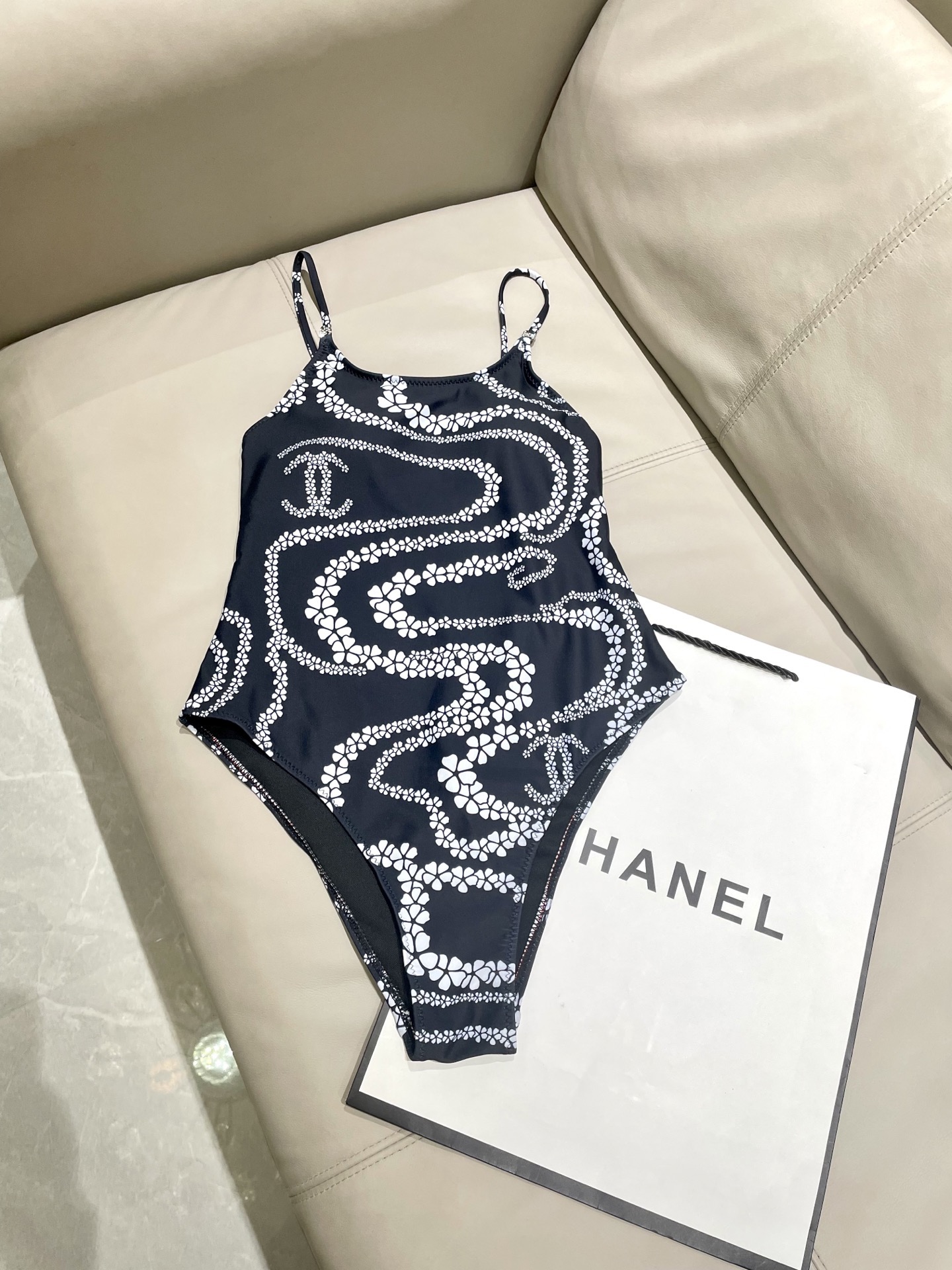 Chanel新款泳衣😍🥰适合多种场景的游泳衣🏊‍♀️海边 游泳池 温泉 水上乐园 漂流都可以😌内搭也完全