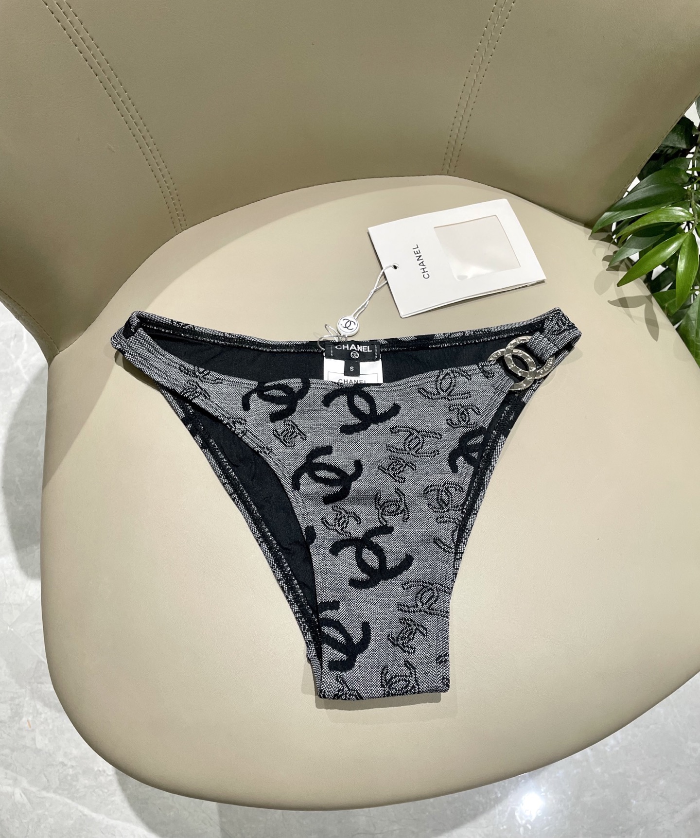 Chanel新款泳衣😍🥰适合多种场景的游泳衣🏊‍♀️海边 游泳池 温泉 水上乐园 漂流都可以😌内搭也完全