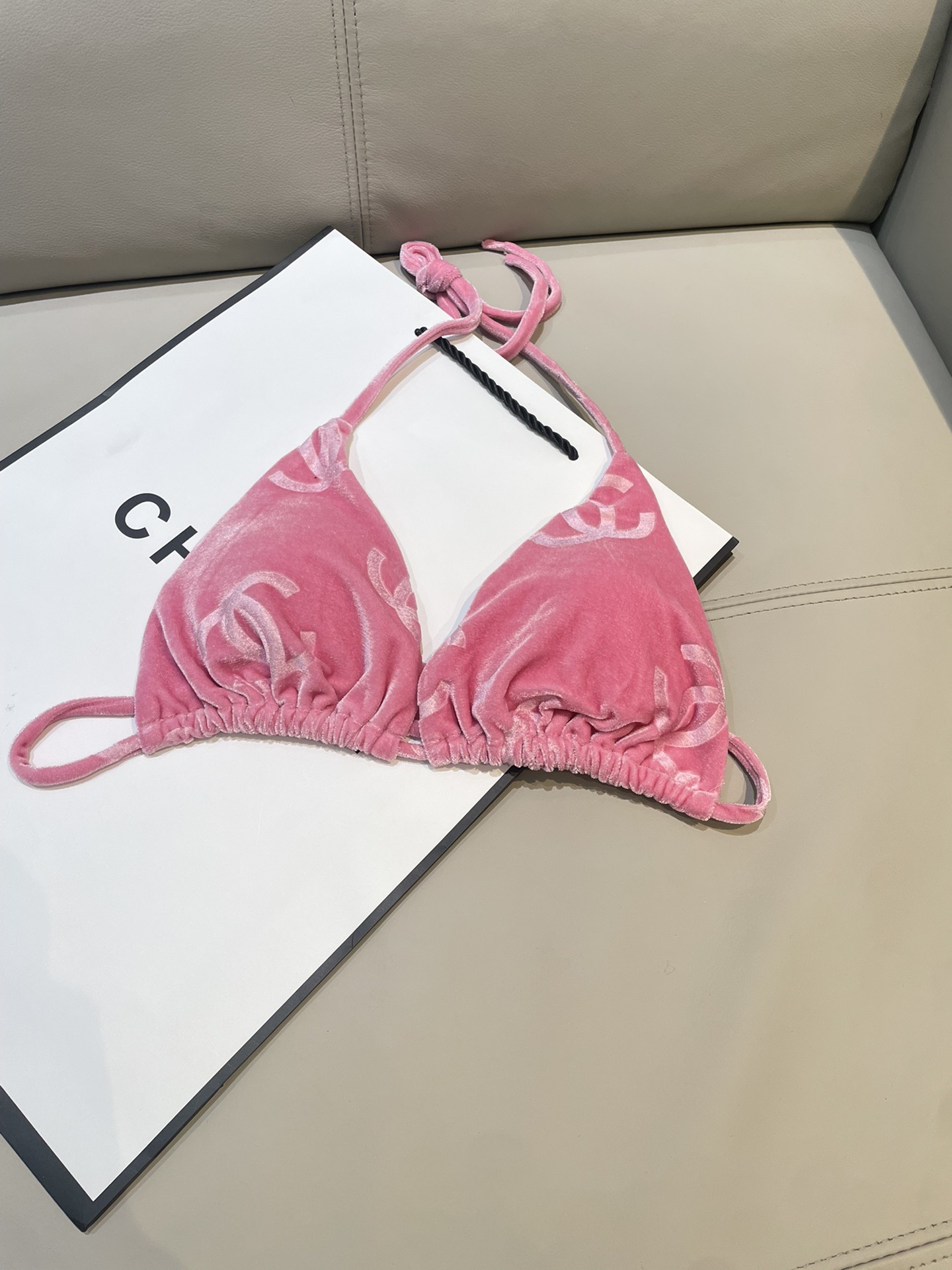 Chanel新款丝绒三件套👙❤️😍🥰适合多种场景的游泳衣🏊‍♀️海边 游泳池 温泉 水上乐园 漂流都可以