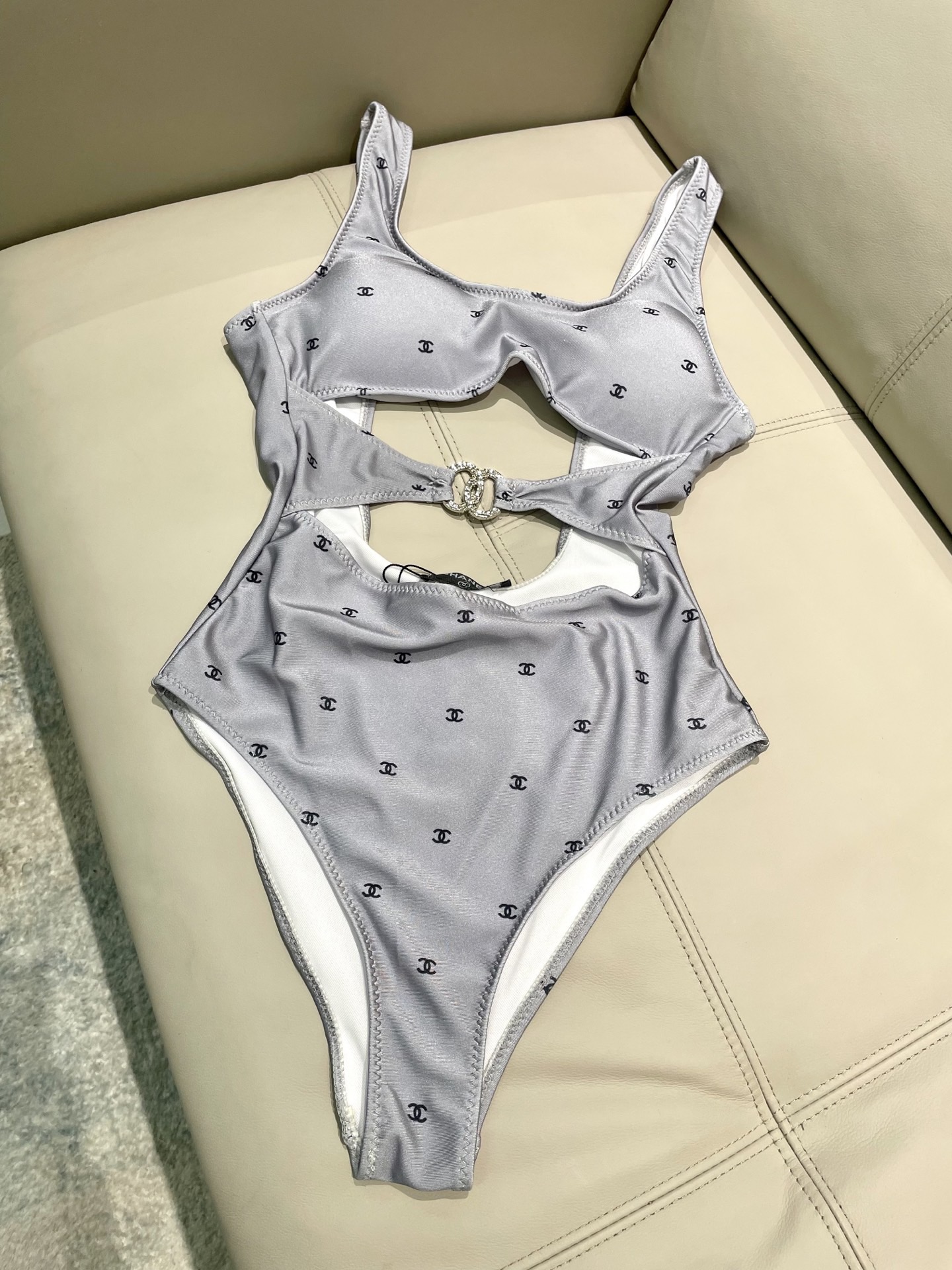 Chanel新款泳衣😍🥰适合多种场景的游泳衣🏊‍♀️海边 游泳池 温泉 水上乐园 漂流都可以😌内搭也完全