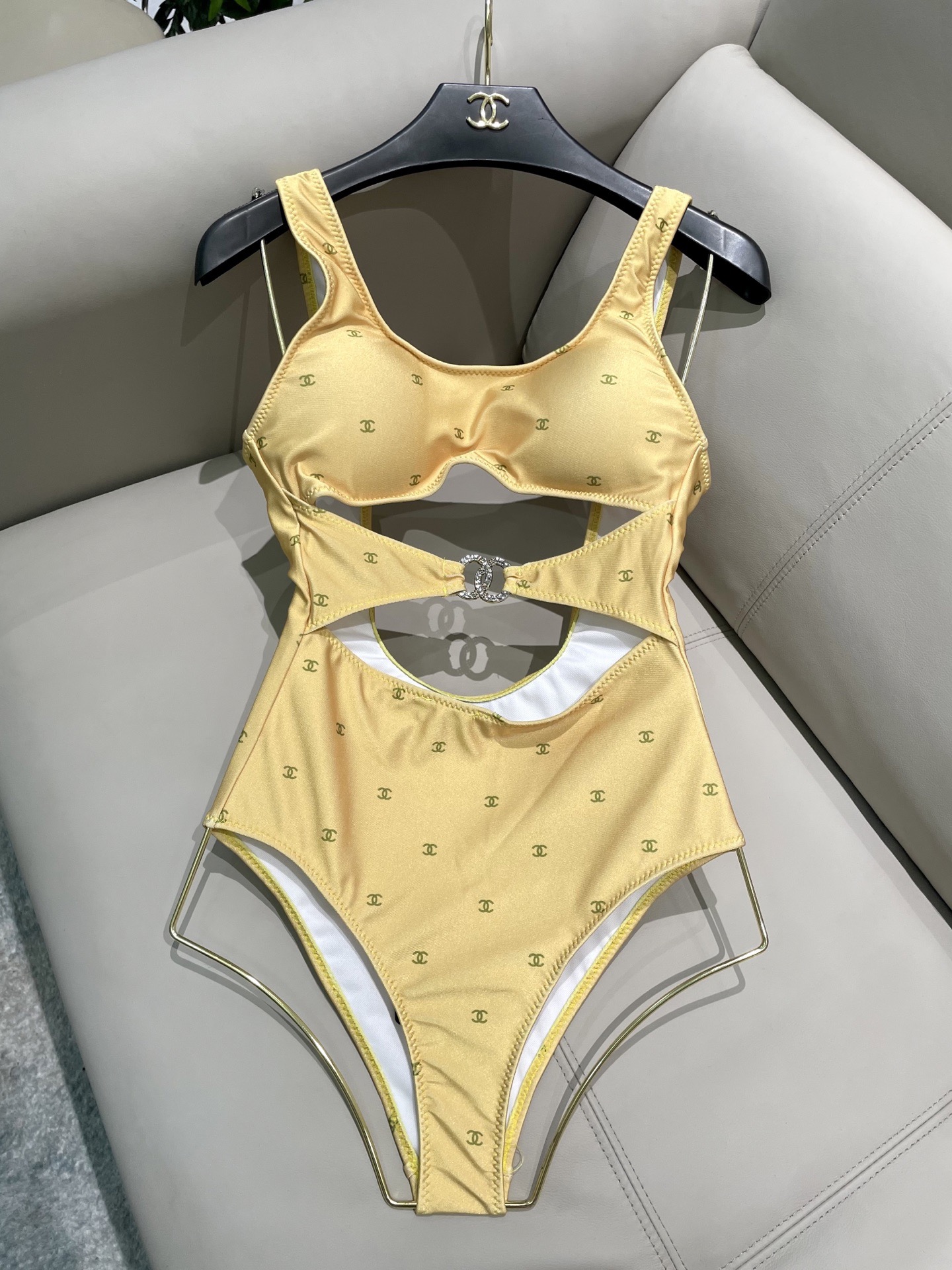 Chanel新款泳衣😍🥰适合多种场景的游泳衣🏊‍♀️海边 游泳池 温泉 水上乐园 漂流都可以😌内搭也完全