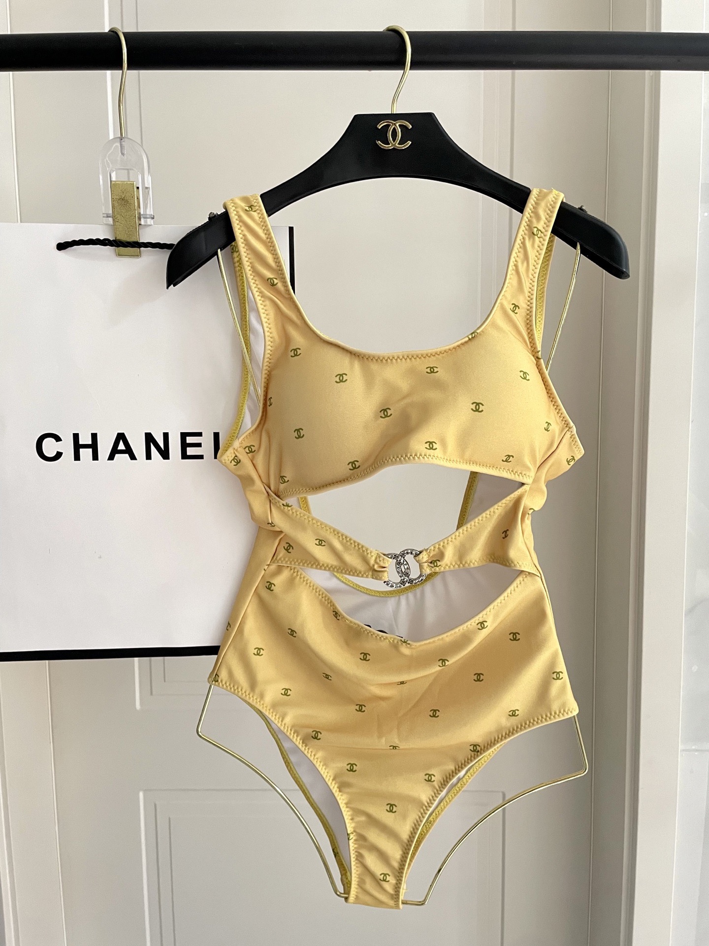 Chanel新款泳衣😍🥰适合多种场景的游泳衣🏊‍♀️海边 游泳池 温泉 水上乐园 漂流都可以😌内搭也完全