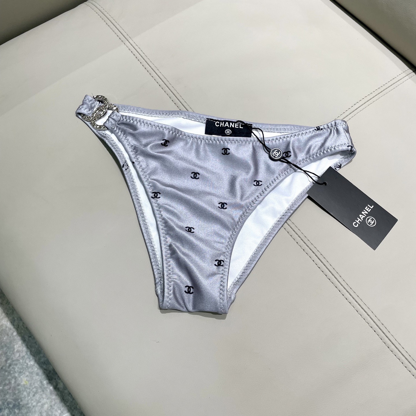 Chanel比基尼泳衣😍🥰适合多种场景的游泳衣🏊‍♀️海边 游泳池 温泉 水上乐园 漂流都可以😌内搭也完