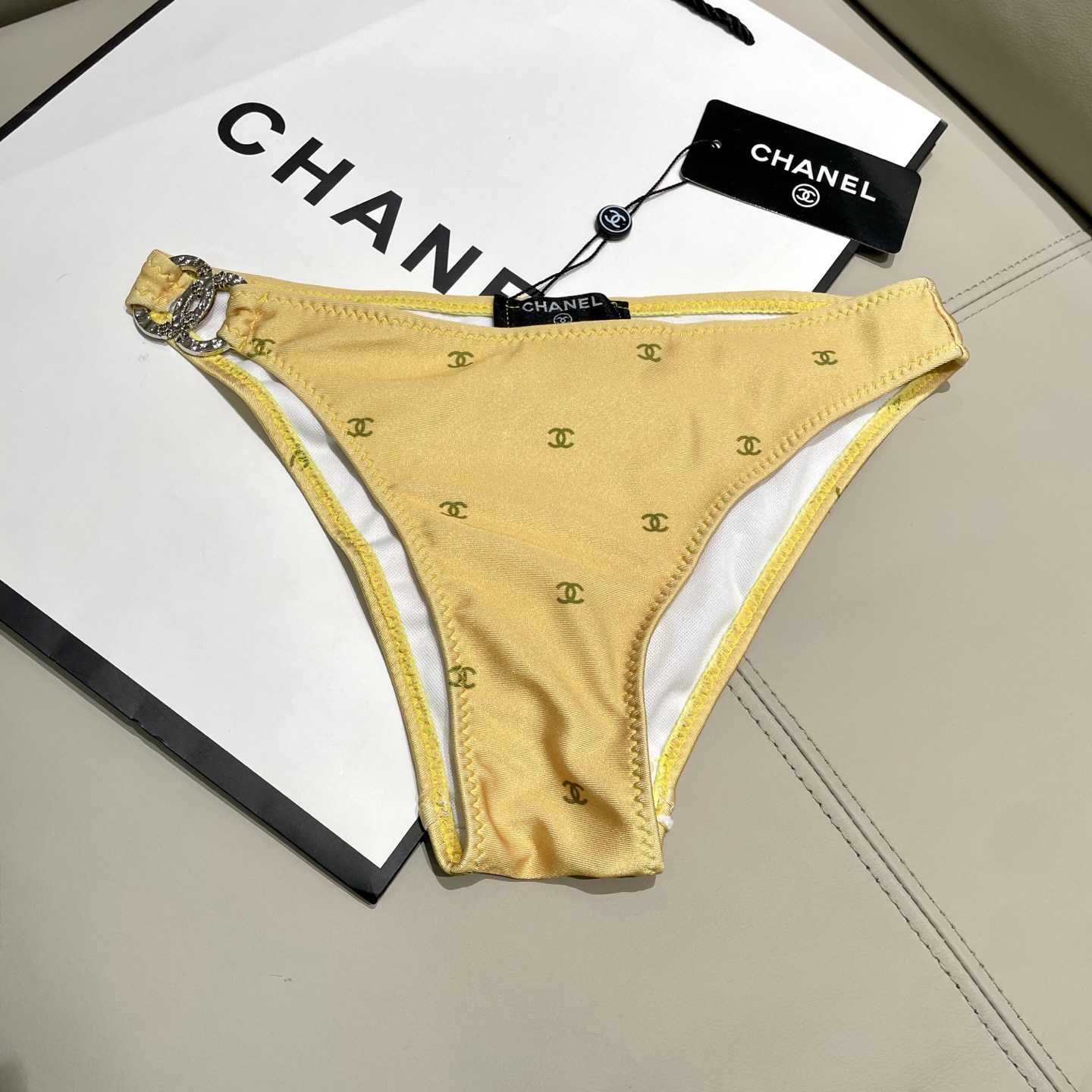 Chanel比基尼泳衣😍🥰适合多种场景的游泳衣🏊‍♀️海边 游泳池 温泉 水上乐园 漂流都可以😌内搭也完