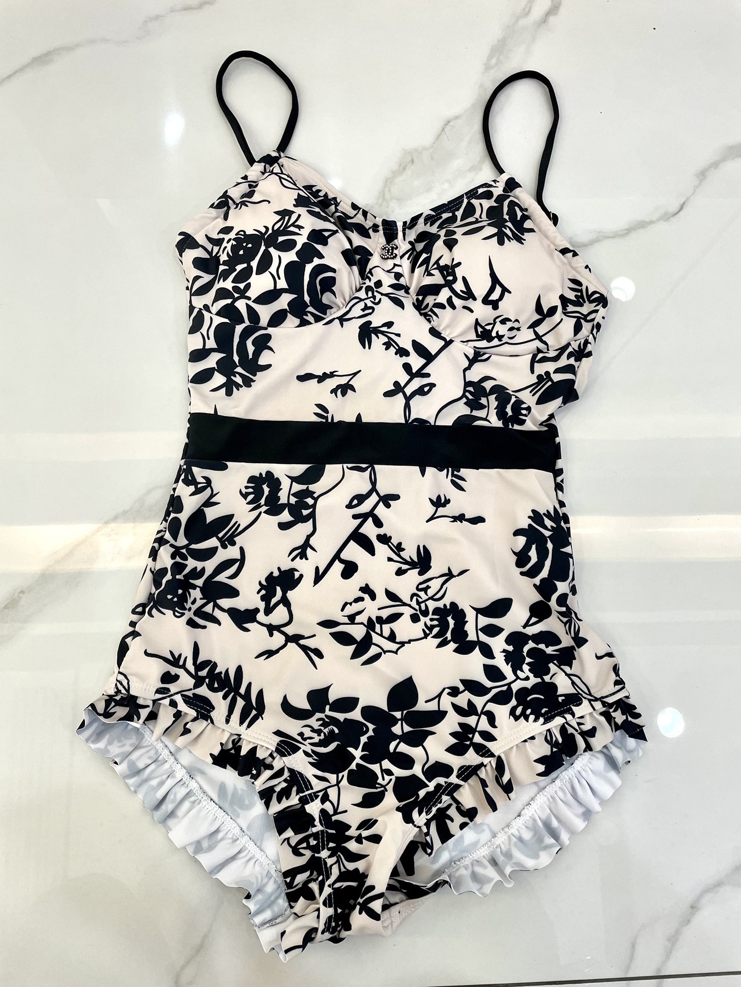 Chanel新款泳衣😍🥰适合多种场景的游泳衣🏊‍♀️海边 游泳池 温泉 水上乐园 漂流都可以😌内搭也完全