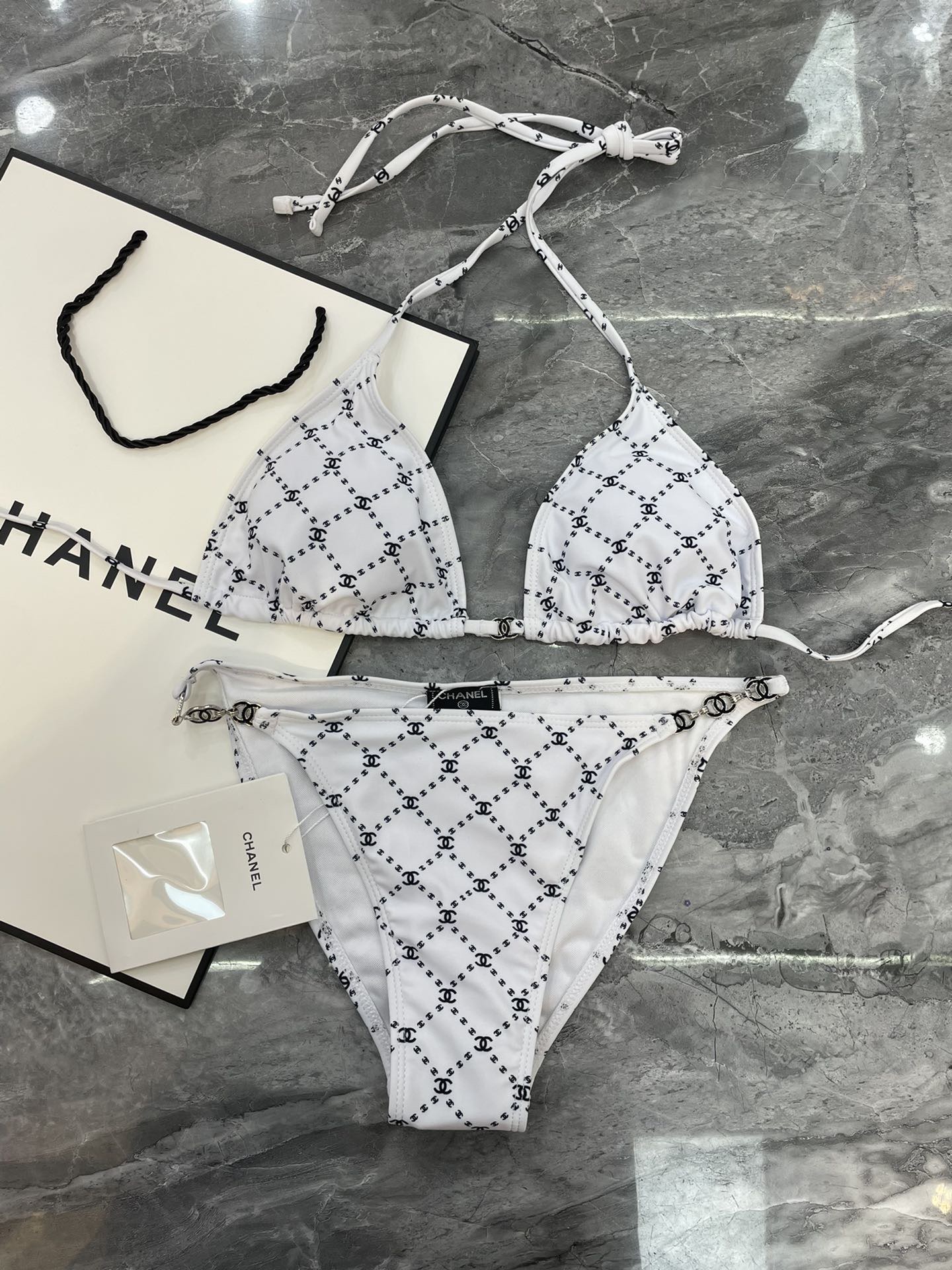 Chanel新款泳衣😍🥰适合多种场景的游泳衣🏊‍♀️海边 游泳池 温泉 水上乐园 漂流都可以😌内搭也完全