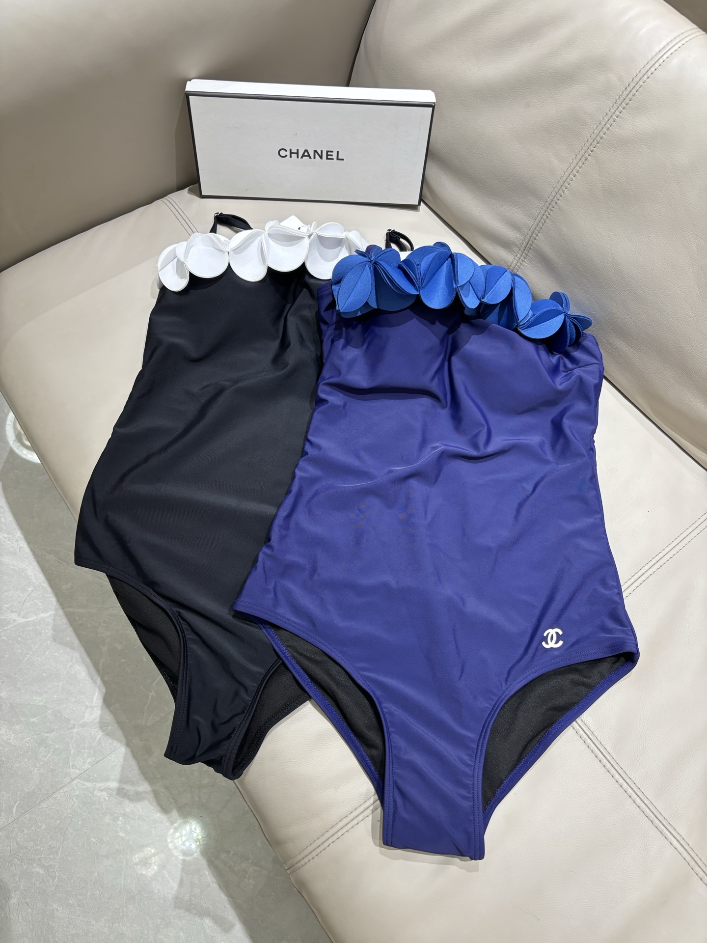 Chanel新款立体花朵泳衣 可拆卸肩带😍🥰适合多种场景的游泳衣🏊‍♀️海边 游泳池 温泉 水上乐园 漂