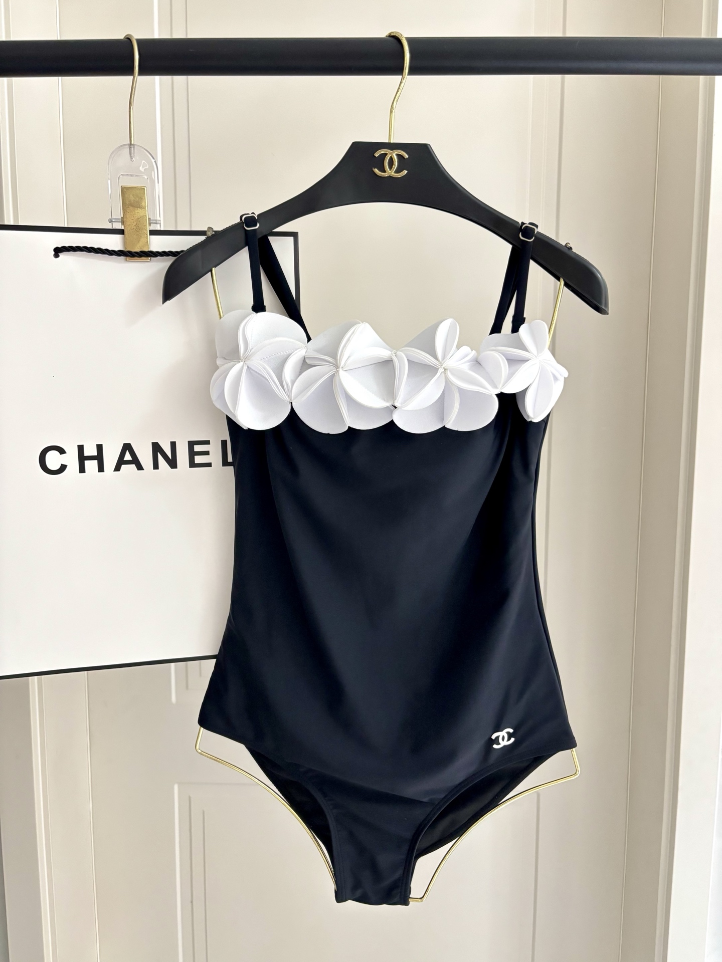 Chanel新款立体花朵泳衣 可拆卸肩带😍🥰适合多种场景的游泳衣🏊‍♀️海边 游泳池 温泉 水上乐园 漂