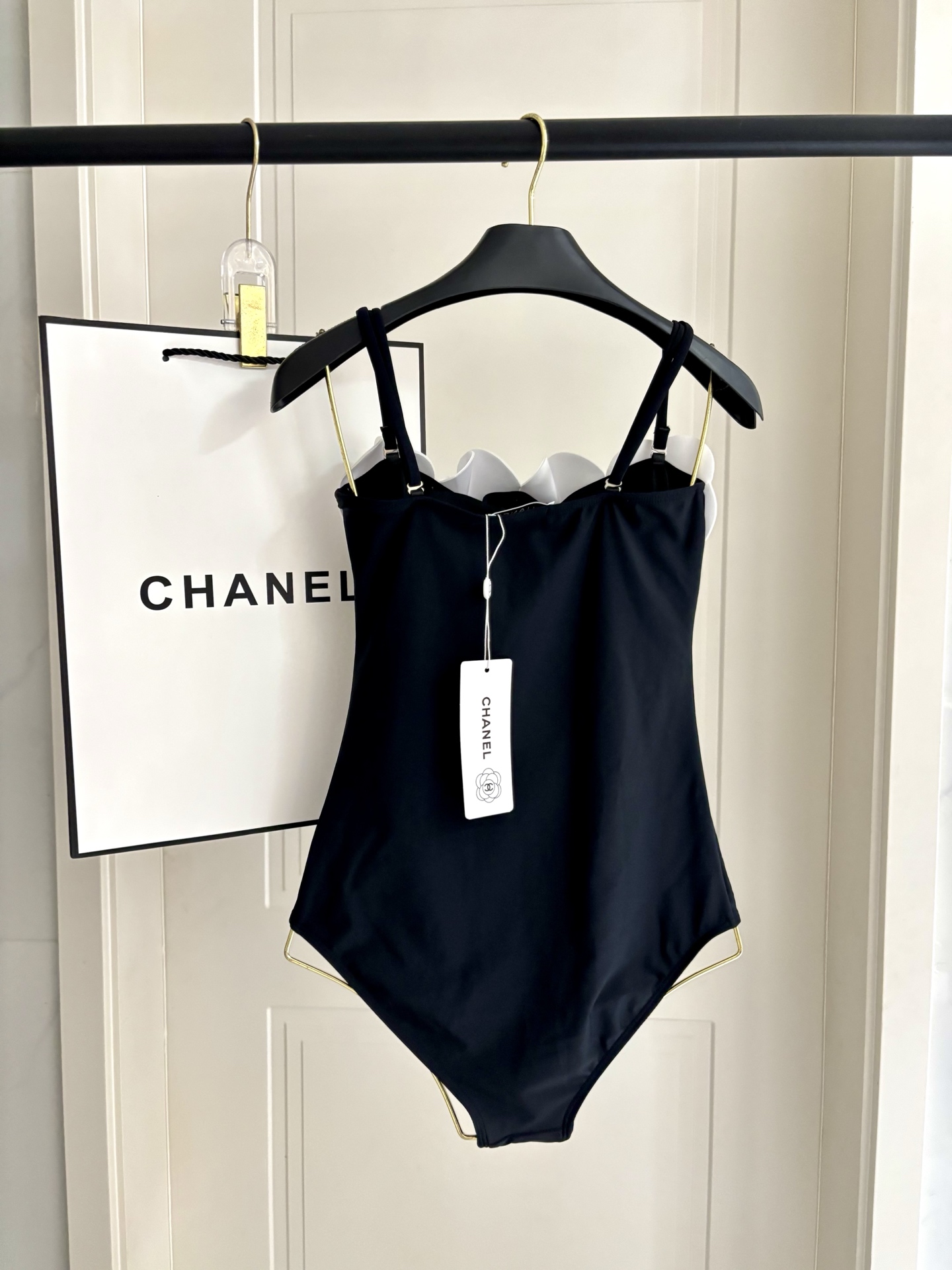 Chanel新款立体花朵泳衣 可拆卸肩带😍🥰适合多种场景的游泳衣🏊‍♀️海边 游泳池 温泉 水上乐园 漂