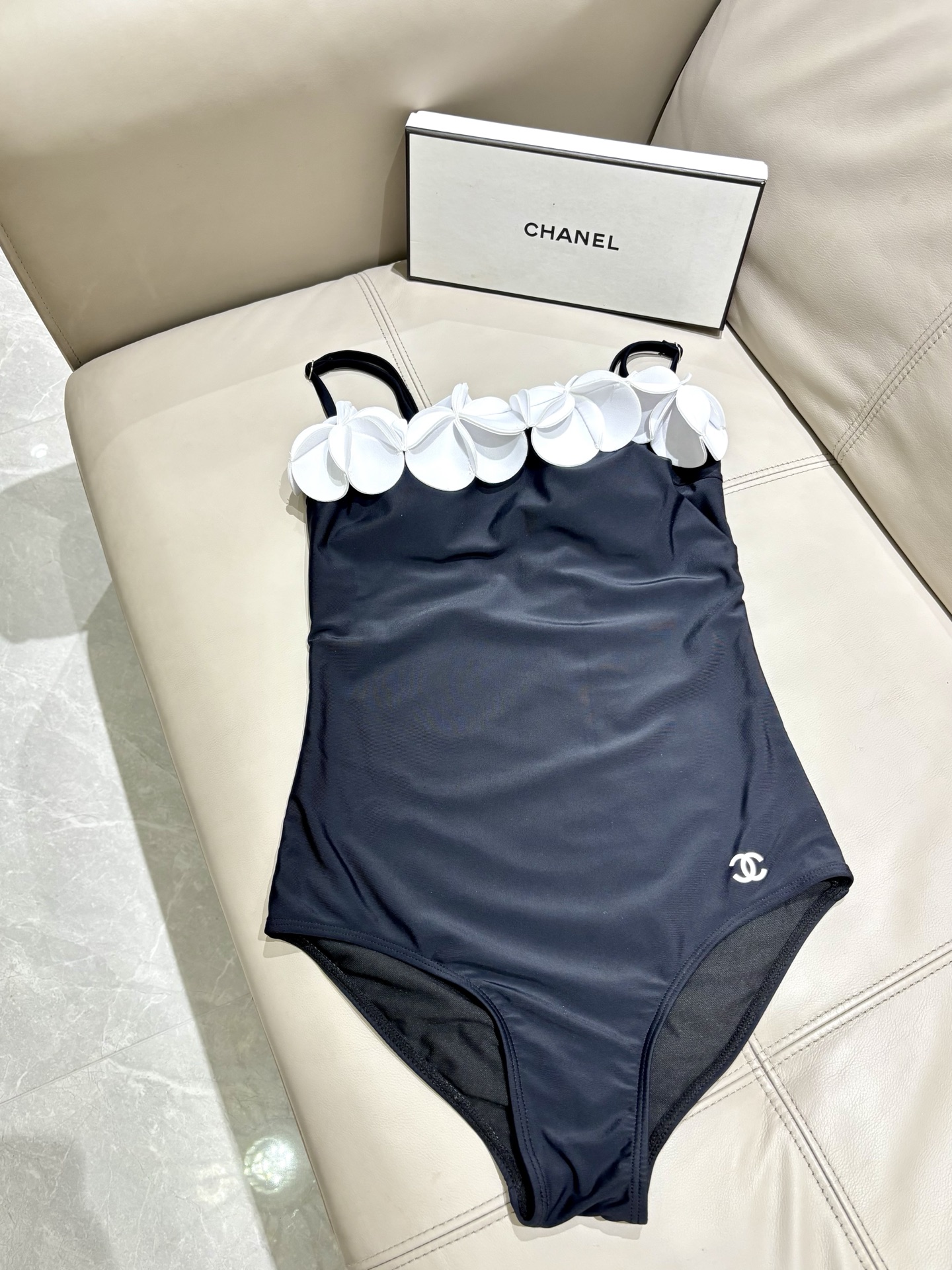 Chanel新款立体花朵泳衣 可拆卸肩带😍🥰适合多种场景的游泳衣🏊‍♀️海边 游泳池 温泉 水上乐园 漂