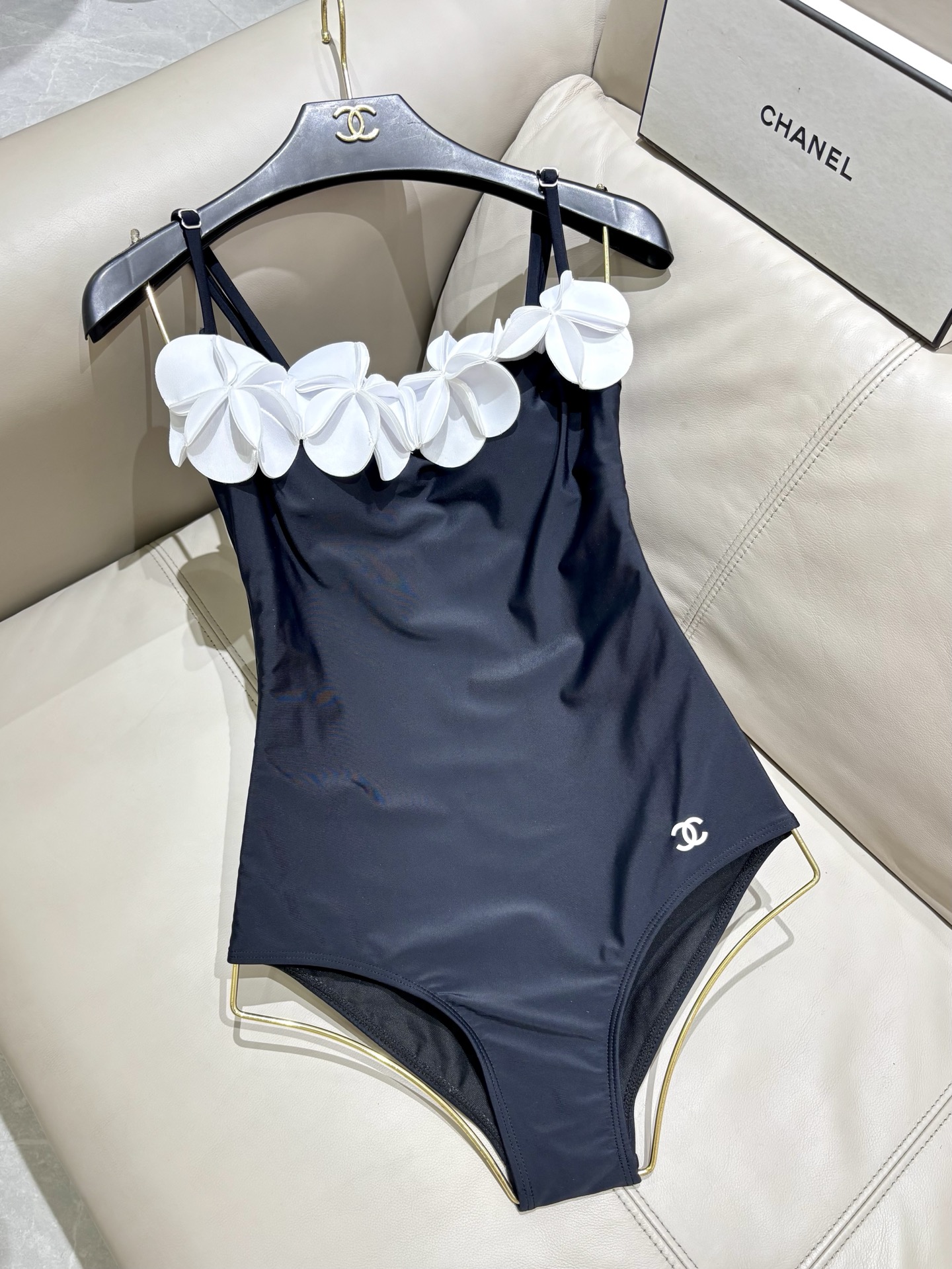 Chanel新款立体花朵泳衣 可拆卸肩带😍🥰适合多种场景的游泳衣🏊‍♀️海边 游泳池 温泉 水上乐园 漂