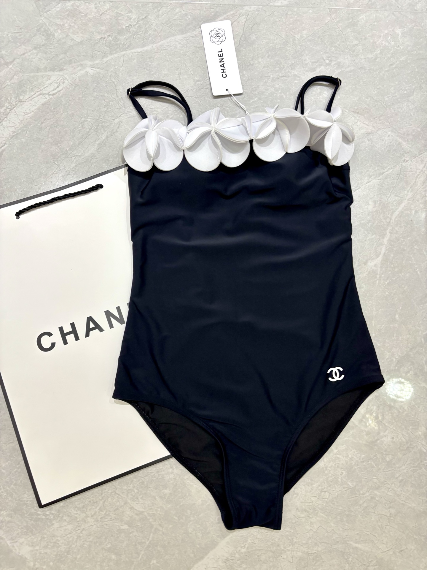 Chanel新款立体花朵泳衣 可拆卸肩带😍🥰适合多种场景的游泳衣🏊‍♀️海边 游泳池 温泉 水上乐园 漂