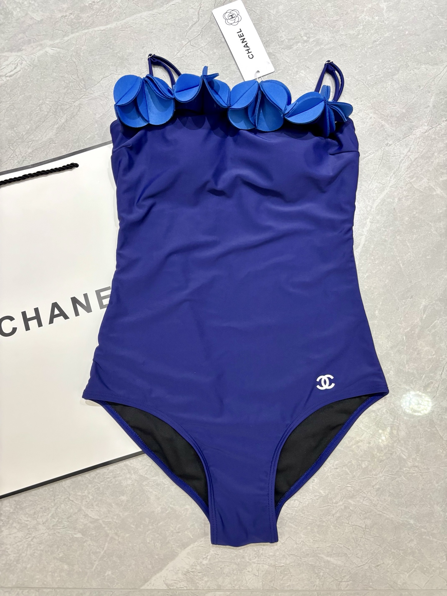 Chanel新款立体花朵泳衣 可拆卸肩带😍🥰适合多种场景的游泳衣🏊‍♀️海边 游泳池 温泉 水上乐园 漂