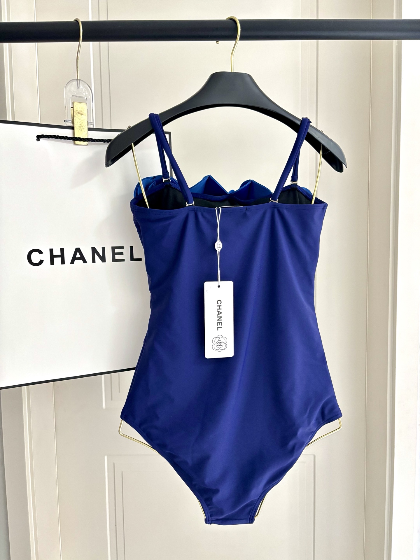 Chanel新款立体花朵泳衣 可拆卸肩带😍🥰适合多种场景的游泳衣🏊‍♀️海边 游泳池 温泉 水上乐园 漂