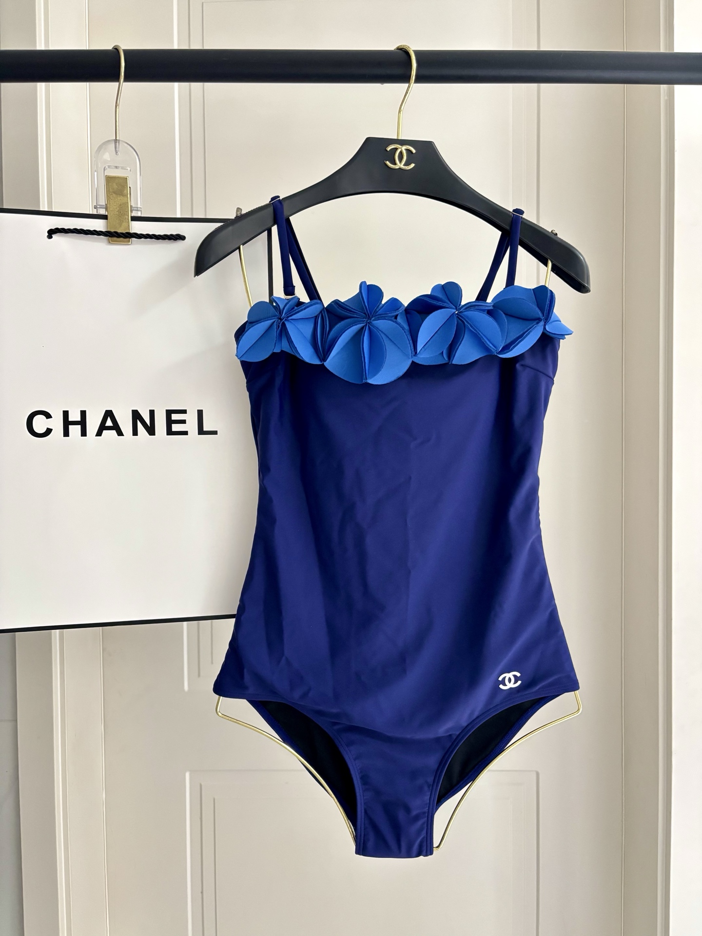 Chanel新款立体花朵泳衣 可拆卸肩带😍🥰适合多种场景的游泳衣🏊‍♀️海边 游泳池 温泉 水上乐园 漂