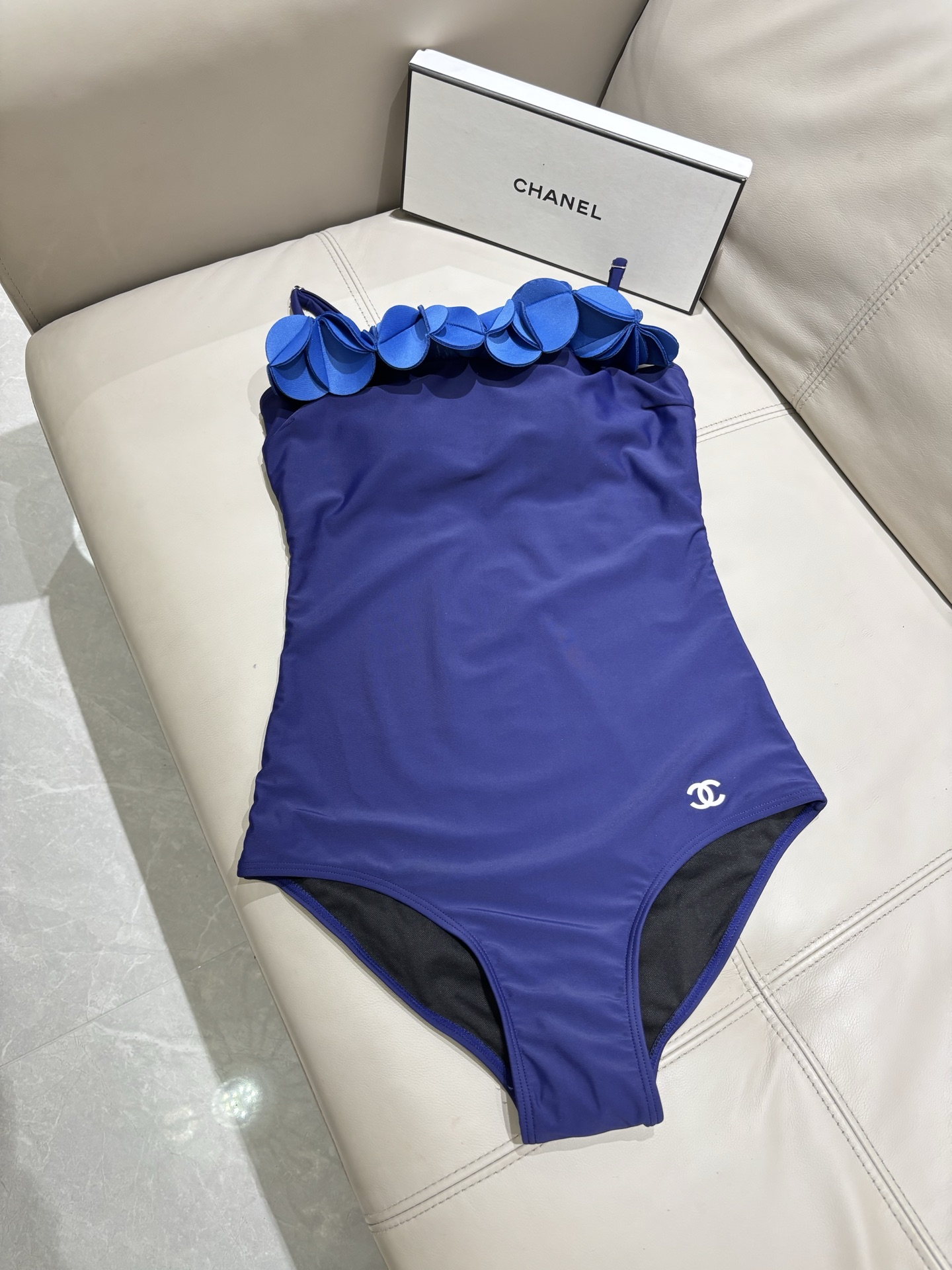 Chanel新款立体花朵泳衣 可拆卸肩带😍🥰适合多种场景的游泳衣🏊‍♀️海边 游泳池 温泉 水上乐园 漂