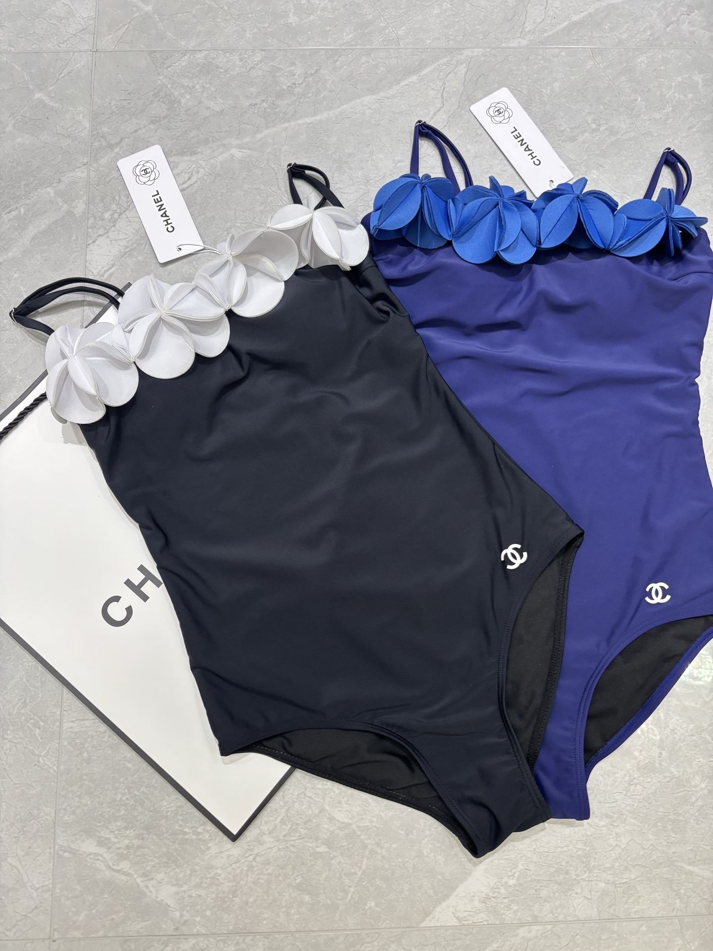 Chanel新款立体花朵泳衣 可拆卸肩带😍🥰适合多种场景的游泳衣🏊‍♀️海边 游泳池 温泉 水上乐园 漂