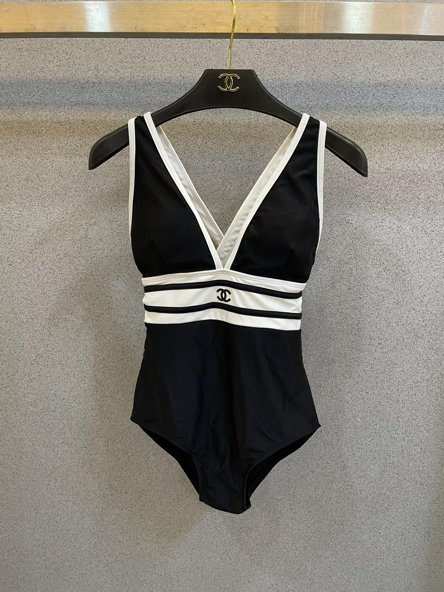 Chanel新款泳衣😍🥰适合多种场景的游泳衣🏊‍♀️海边 游泳池 温泉 水上乐园 漂流都可以😌内搭也完全