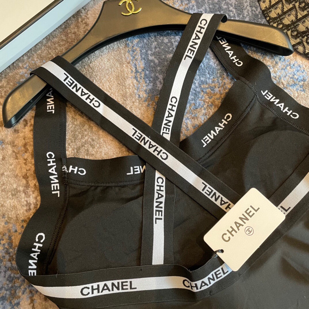 Chanel新款泳衣😍🥰适合多种场景的游泳衣🏊‍♀️海边 游泳池 温泉 水上乐园 漂流都可以😌内搭也完全
