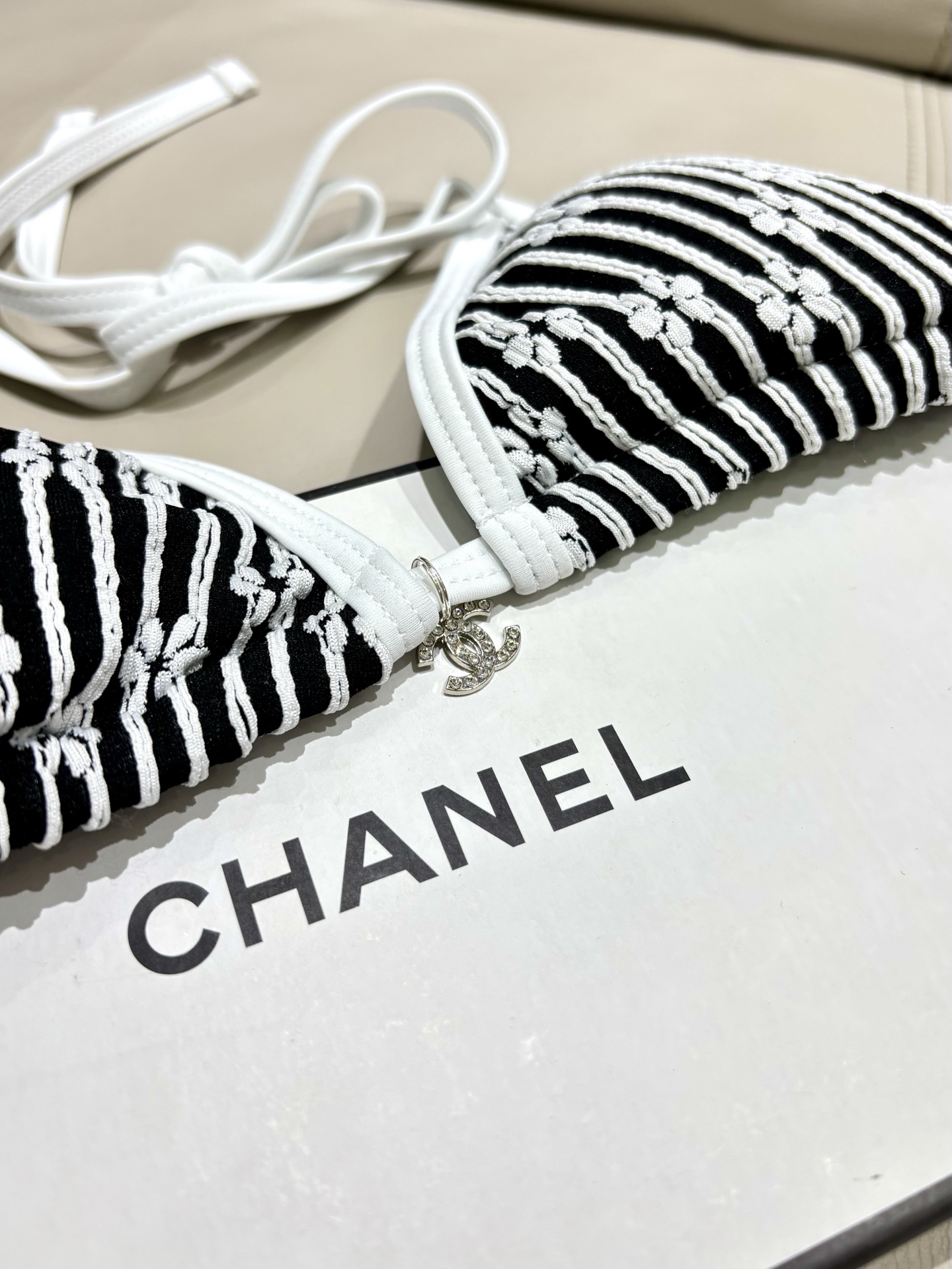 Chanel新款比基尼泳衣适合多种场景的游泳衣🏊‍♀️海边 游泳池 温泉 水上乐园 漂流都可以😌内搭也完