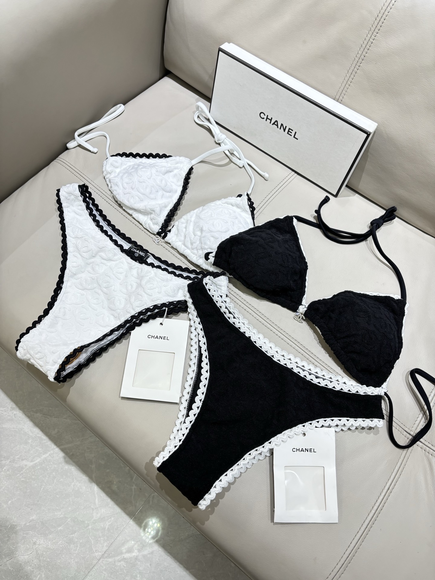 Chanel新款比基尼泳衣适合多种场景的游泳衣🏊‍♀️海边 游泳池 温泉 水上乐园 漂流都可以😌内搭也完