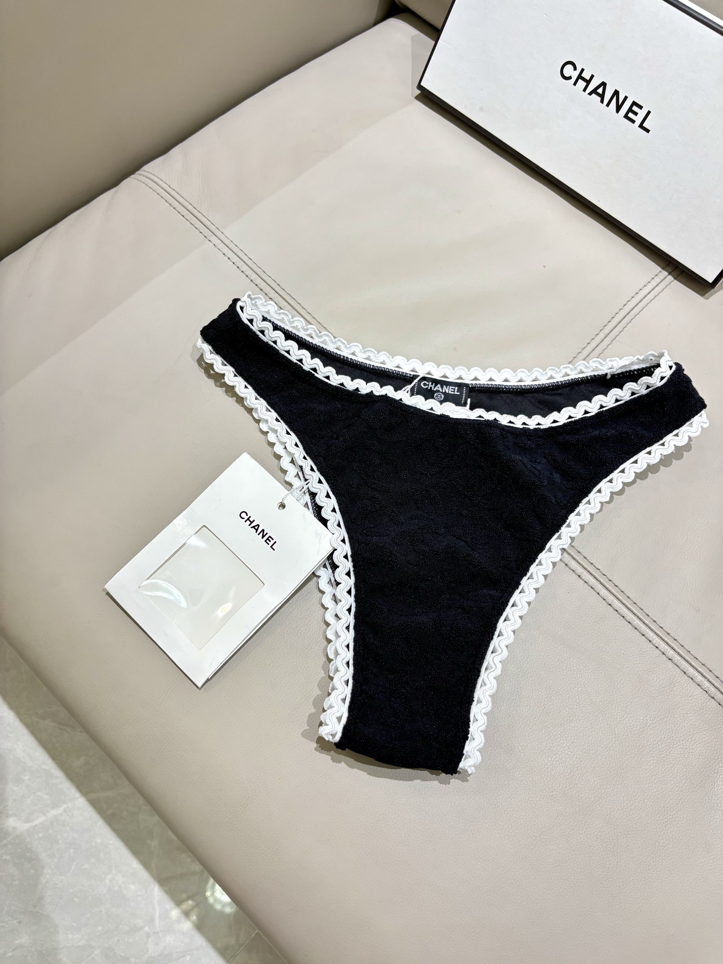 Chanel新款比基尼泳衣适合多种场景的游泳衣🏊‍♀️海边 游泳池 温泉 水上乐园 漂流都可以😌内搭也完