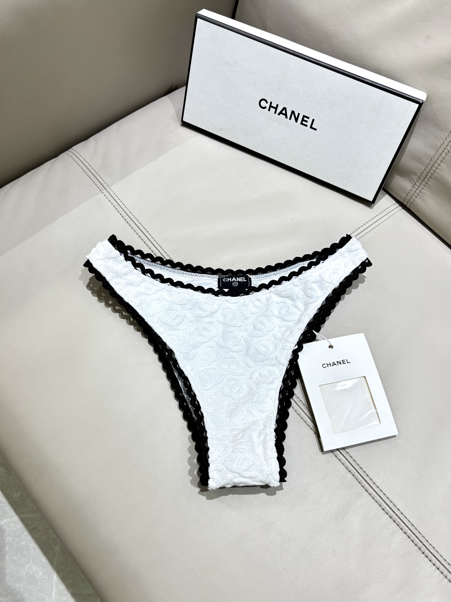 Chanel新款比基尼泳衣适合多种场景的游泳衣🏊‍♀️海边 游泳池 温泉 水上乐园 漂流都可以😌内搭也完
