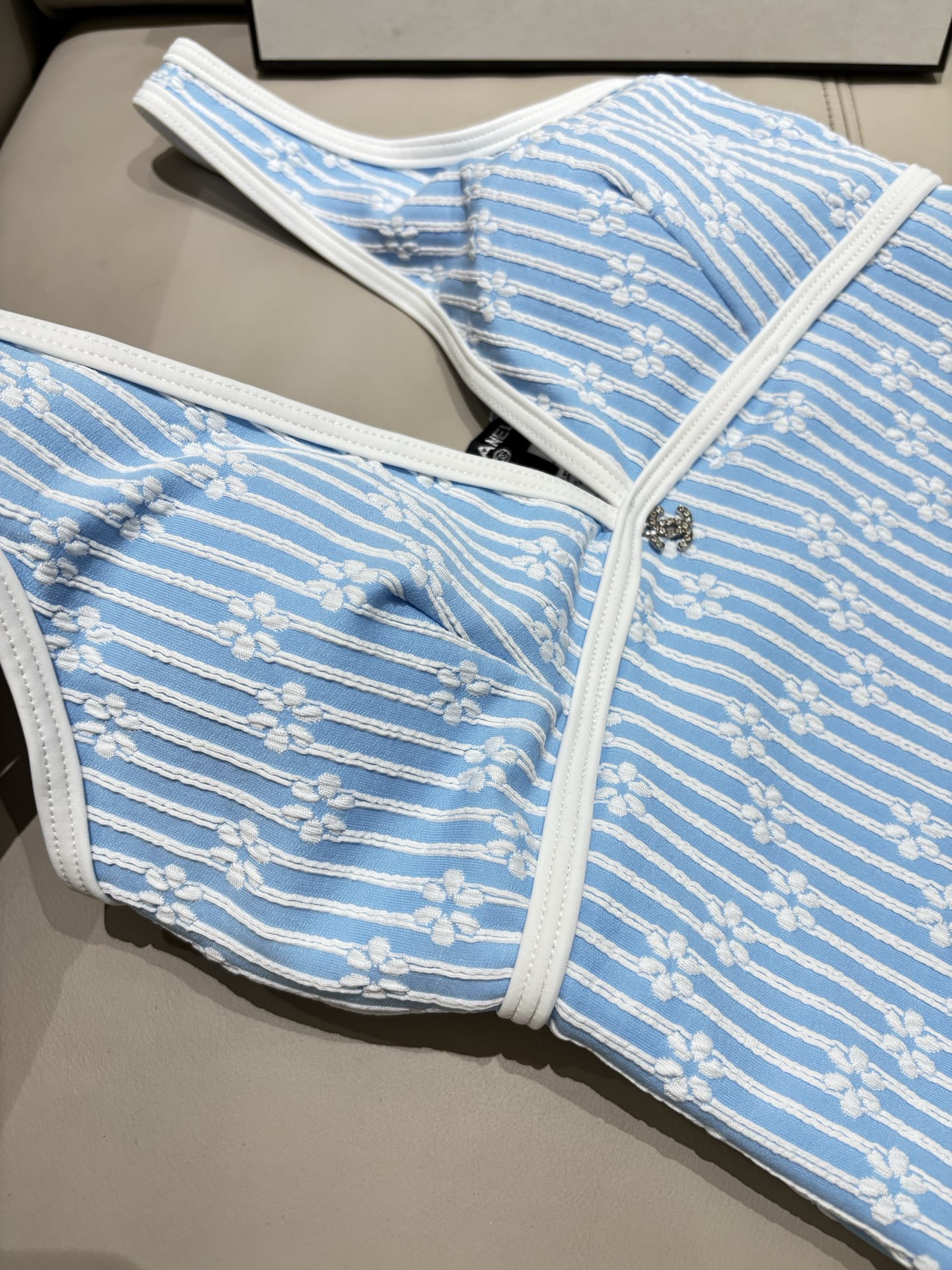 Chanel新款连体泳衣适合多种场景的游泳衣🏊‍♀️海边 游泳池 温泉 水上乐园 漂流都可以😌内搭也完全