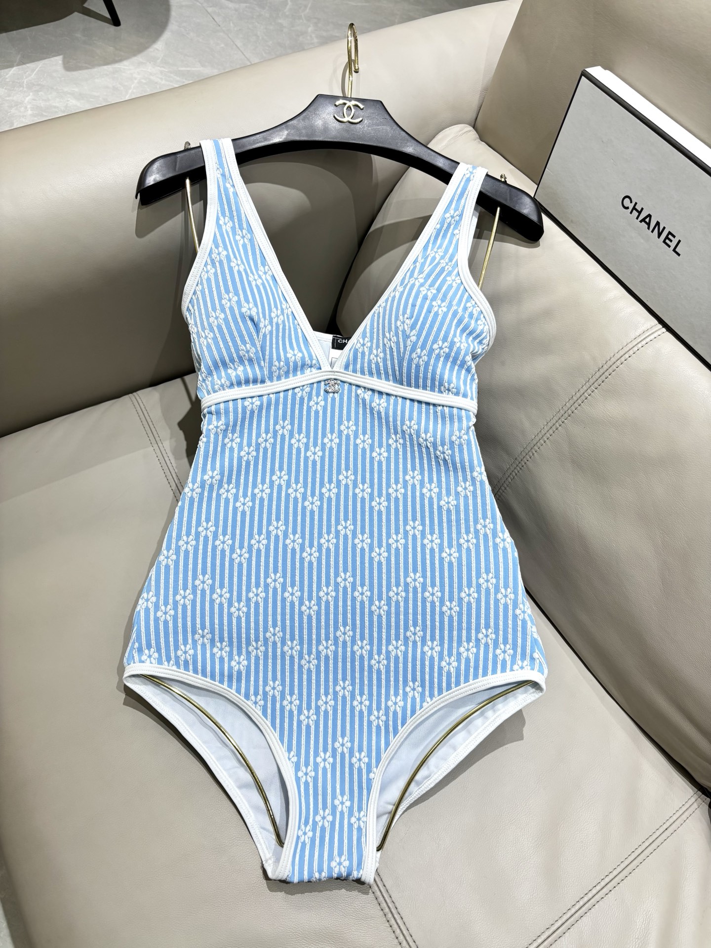 Chanel新款连体泳衣适合多种场景的游泳衣🏊‍♀️海边 游泳池 温泉 水上乐园 漂流都可以😌内搭也完全