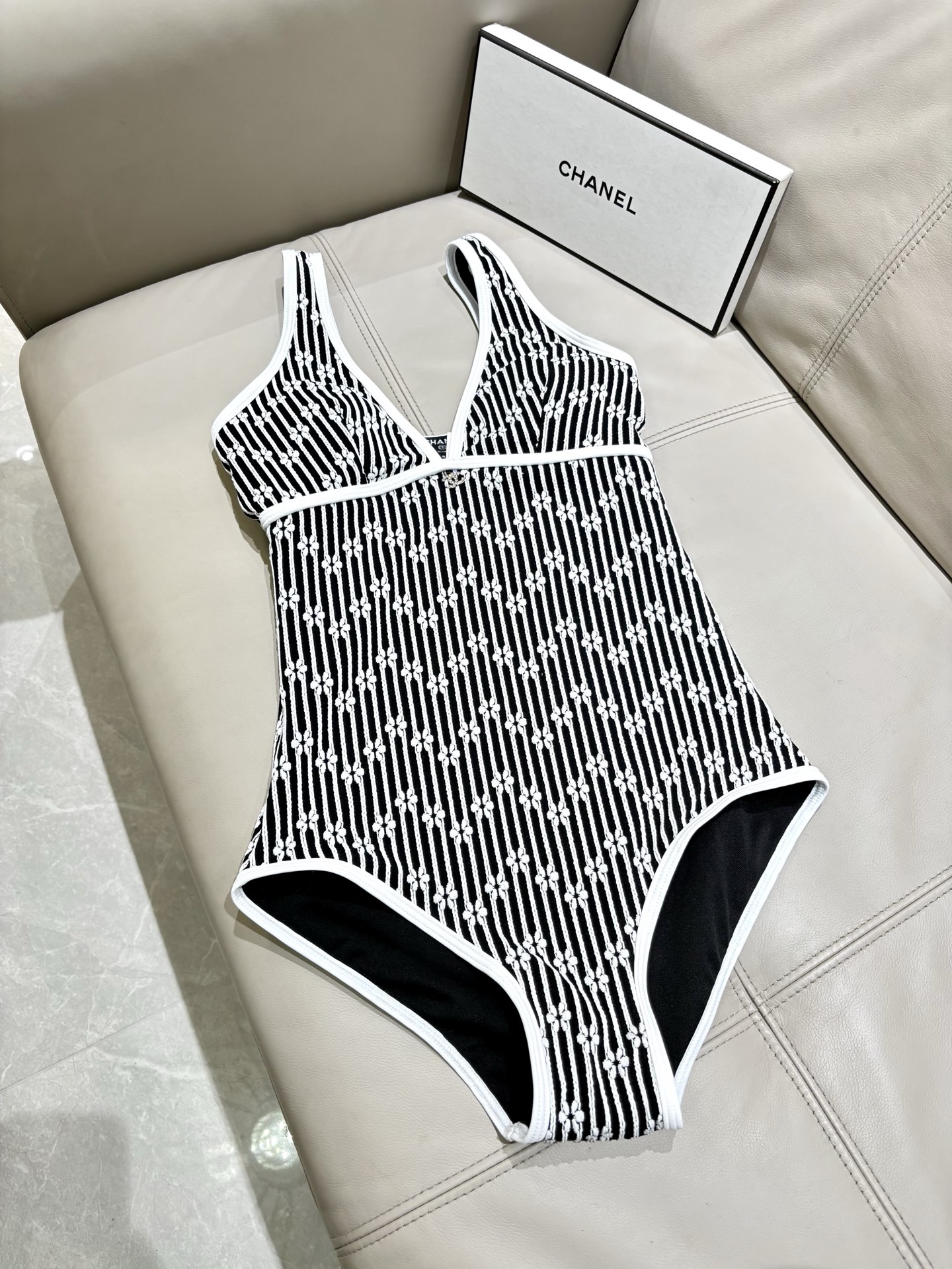 Chanel新款连体泳衣适合多种场景的游泳衣🏊‍♀️海边 游泳池 温泉 水上乐园 漂流都可以😌内搭也完全
