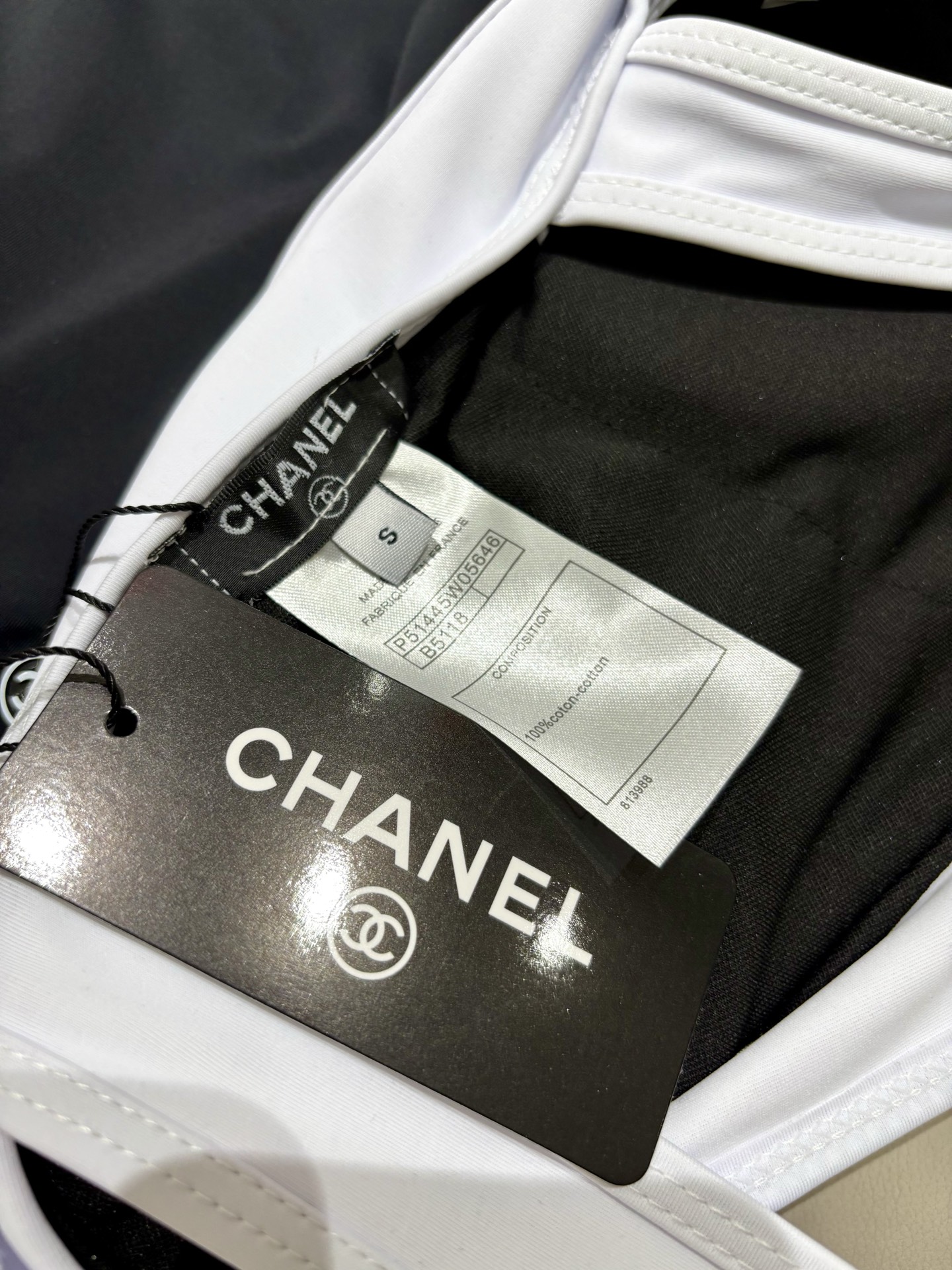 Chanel新款连体泳衣 经典黑白，解锁优雅度假格调 极简香风，拿捏高级泳装质感奢雅连体，泳池邮轮从容出