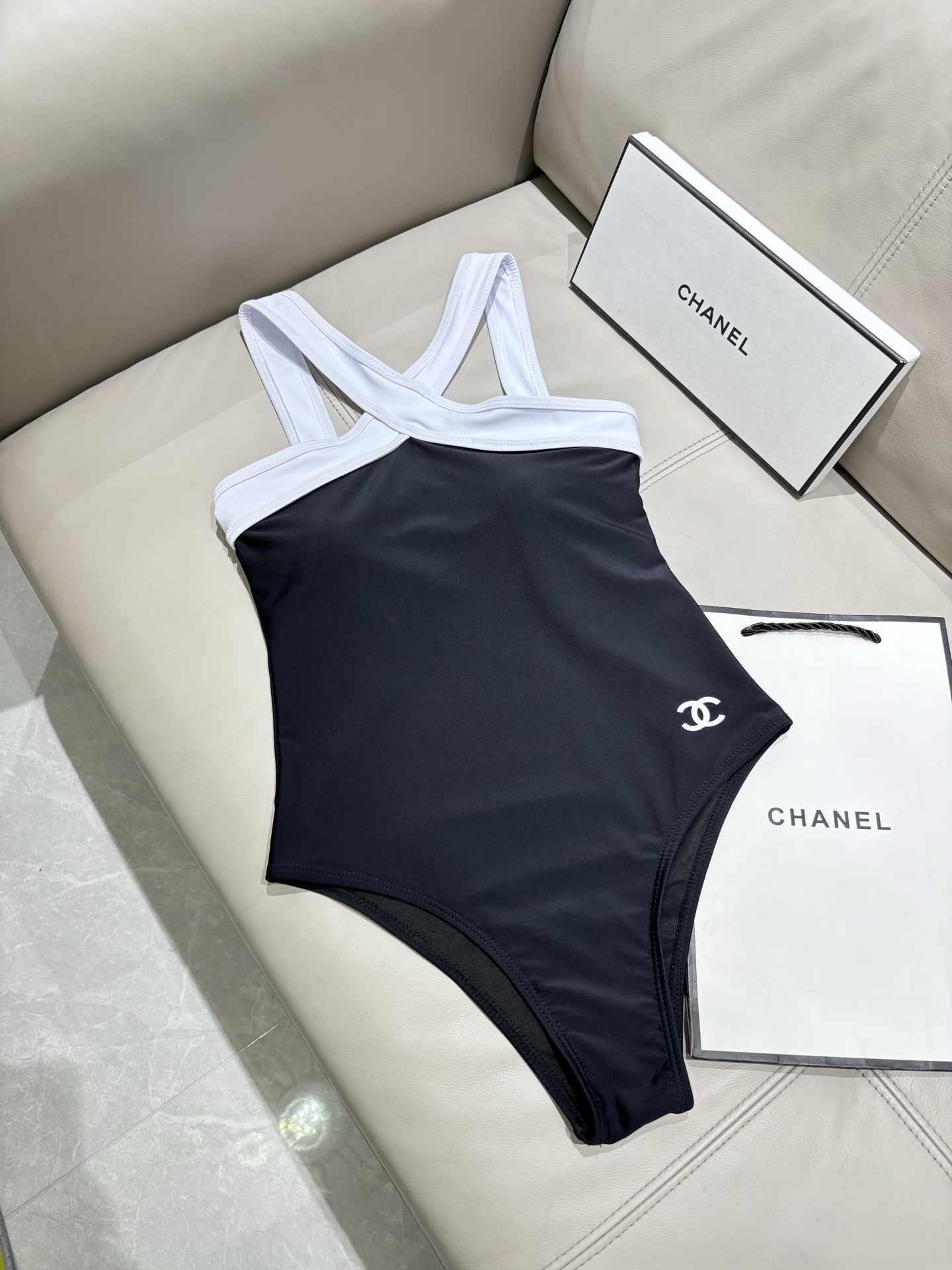 Chanel新款连体泳衣 经典黑白，解锁优雅度假格调 极简香风，拿捏高级泳装质感奢雅连体，泳池邮轮从容出