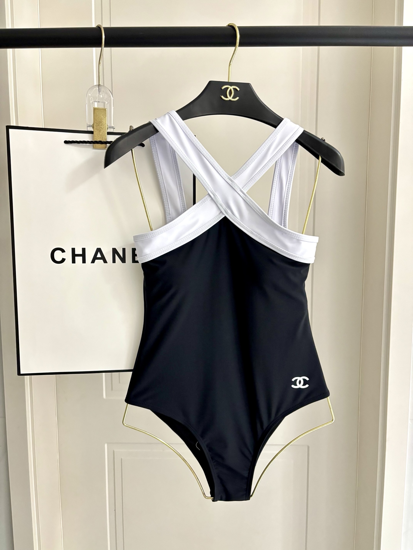 Chanel新款连体泳衣 经典黑白，解锁优雅度假格调 极简香风，拿捏高级泳装质感奢雅连体，泳池邮轮从容出