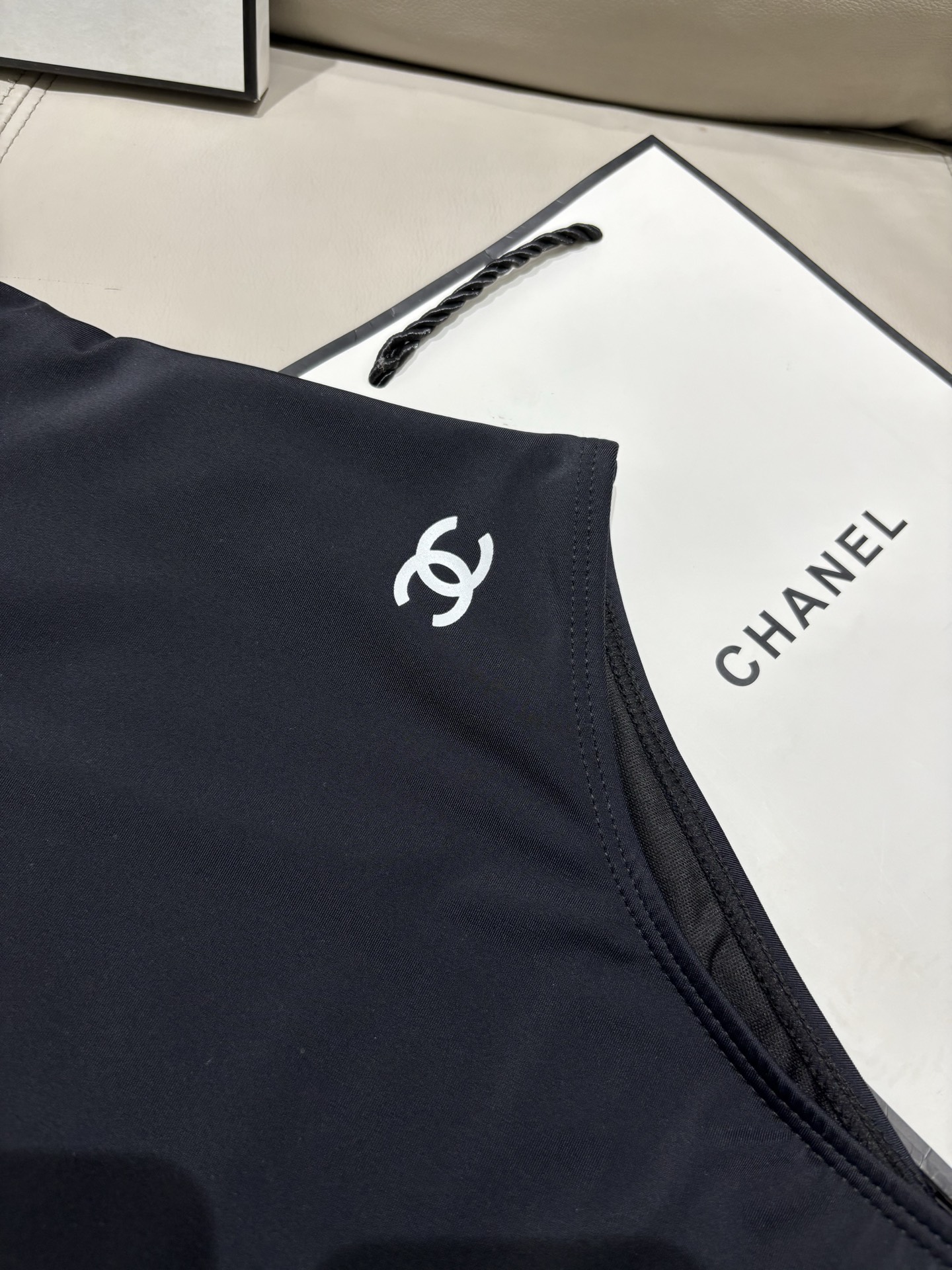 Chanel新款连体泳衣 经典黑白，解锁优雅度假格调 极简香风，拿捏高级泳装质感奢雅连体，泳池邮轮从容出
