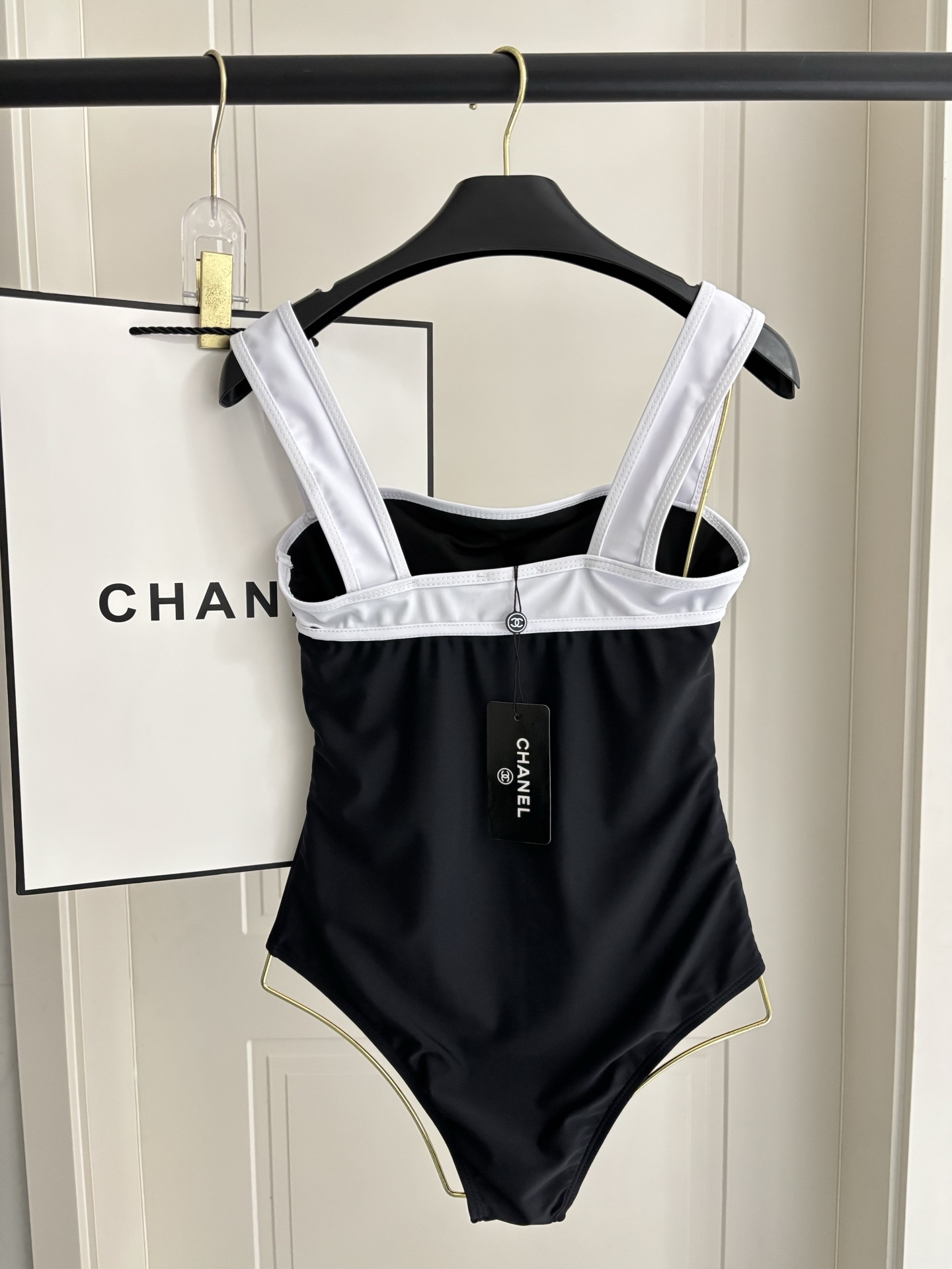 Chanel新款连体泳衣 经典黑白，解锁优雅度假格调 极简香风，拿捏高级泳装质感奢雅连体，泳池邮轮从容出