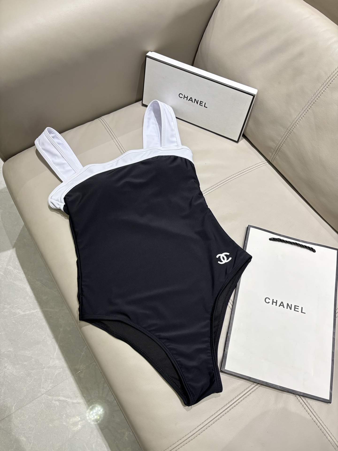 Chanel新款连体泳衣 经典黑白，解锁优雅度假格调 极简香风，拿捏高级泳装质感奢雅连体，泳池邮轮从容出