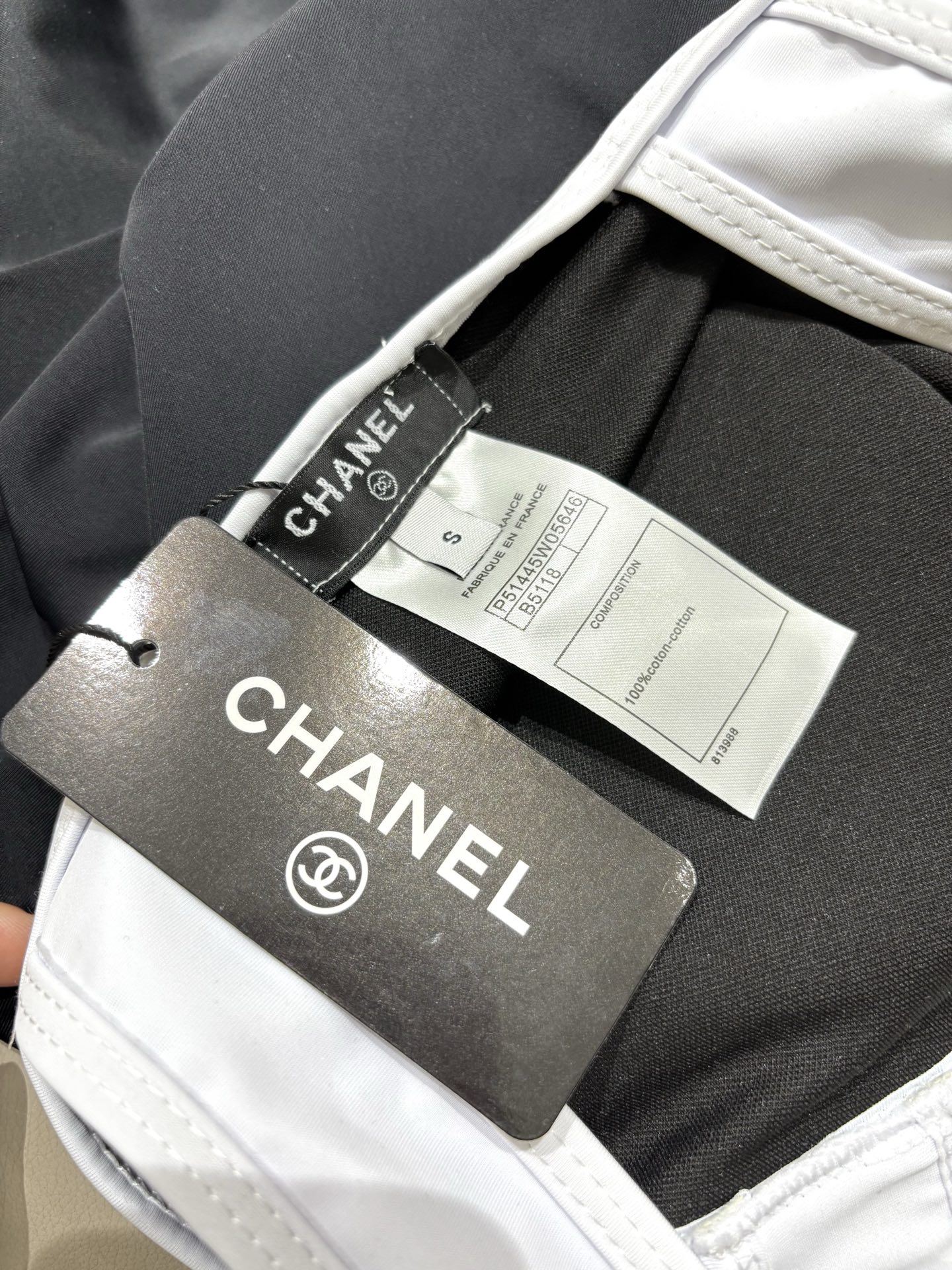 Chanel新款连体泳衣 经典黑白，解锁优雅度假格调 极简香风，拿捏高级泳装质感奢雅连体，泳池邮轮从容出